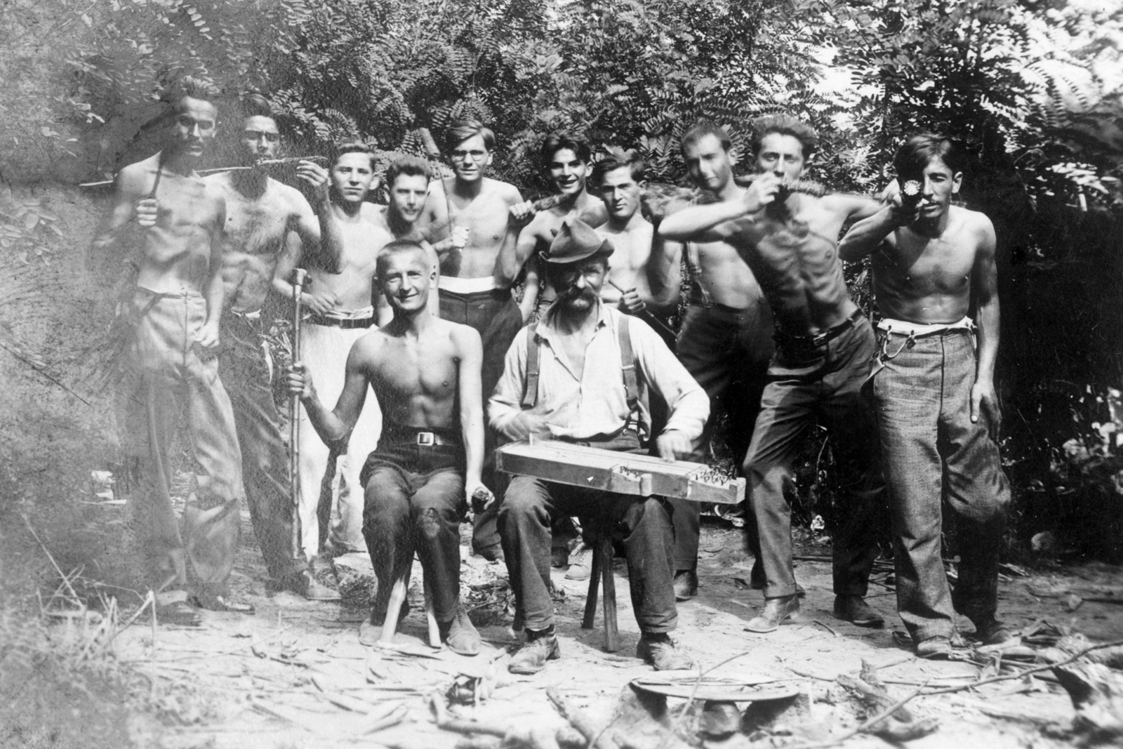 1930, Pálinkás Barnabás, hangszer, csoportkép, tréfálkozás, nyár, zenész, férfi, fiúk, citera, félmeztelen, Fortepan #39299