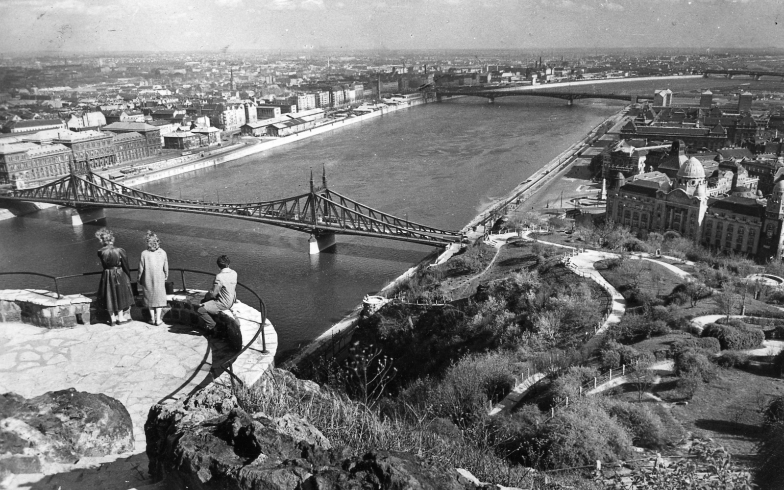 Magyarország, Gellérthegy, Budapest XI., kilátás a Szabadság híd és a Petőfi híd felé. Jobbra a Gellért Gyógyfürdő és a Budapesti Műszaki Egyetem (később Budapesti Műszaki és Gazdaságtudományi Egyetem), balra a Marx Károly Közgazdaságtumányi (később Corvinus) Egyetem., 1960, Pesti Brúnó, híd, szálloda, látkép, Budapest, Lágymányos, Fortepan #39311