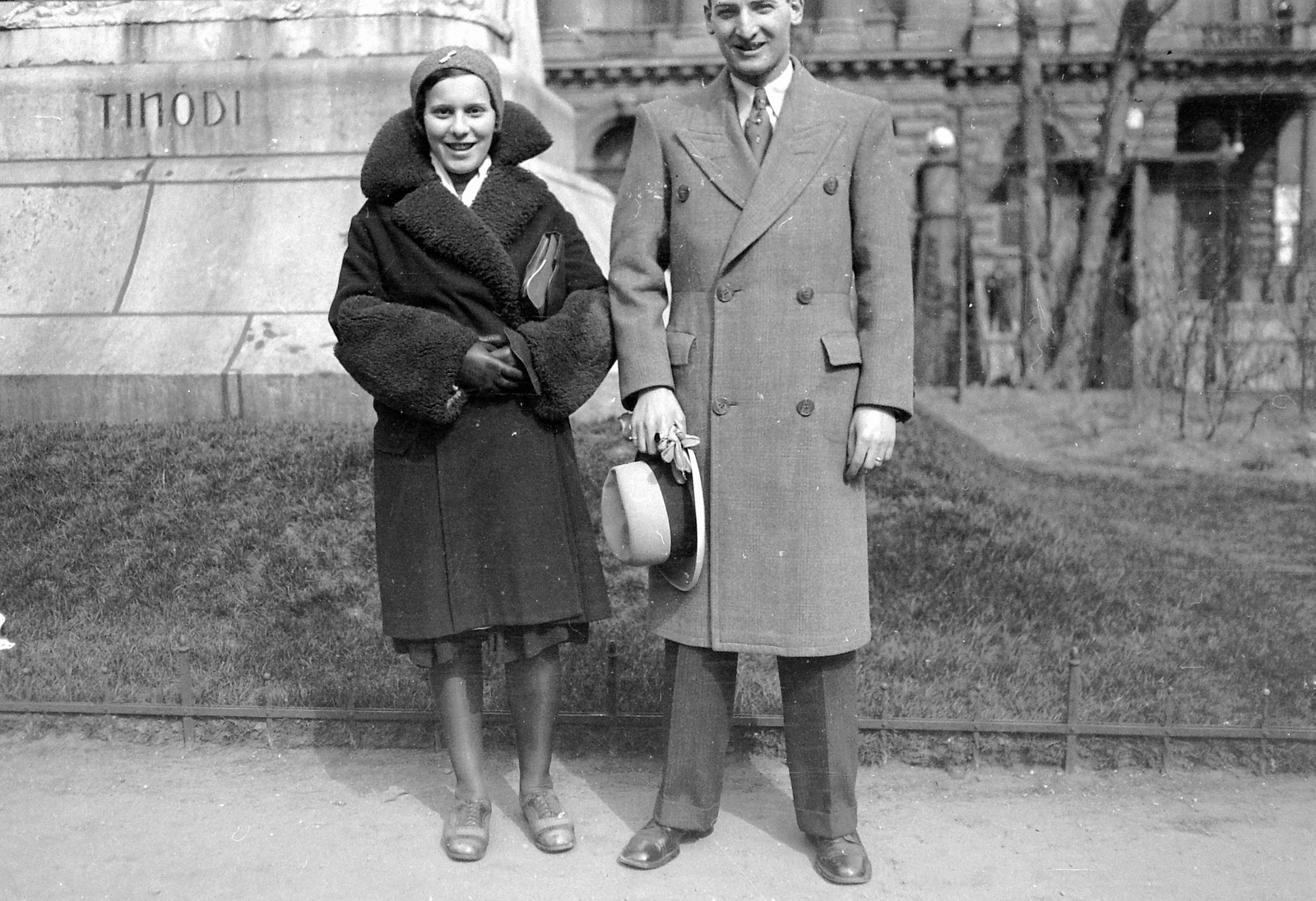 Hungary, Budapest VIII., Blaha Lujza tér, Tinódi Lantos Sebestyén szobra a Nemzeti Színház előtt., 1938, Homoródy Károly, pedestal, Budapest, double-breasted coat, hat in hand, Fortepan #3932