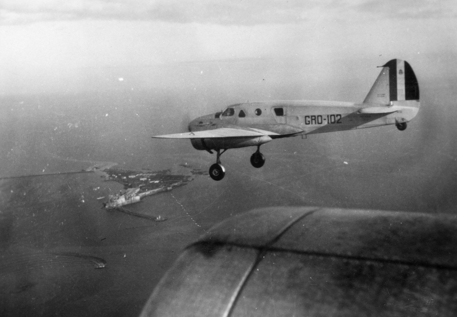 Italy, Taranto, Taranto-i öböl, San Pietro-sziget. Az Olasz Légierő Caproni Ca-310 Libeccio típusú könnyűbombázó repülőgépe., 1939, Hídvégi Zoltán, transport, Italian brand, Caproni-brand, Fortepan #39325