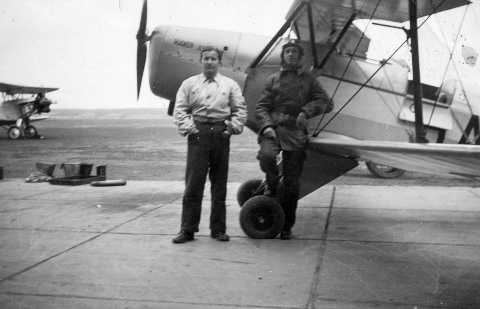 Bücker Bü 131 típusú repülőgép., 1939, Hídvégi Zoltán, transport, German brand, pilot, airplane, Royal Hungarian Air Force, airport, Bücker-brand, biplane, leather jacket, Fortepan #39326