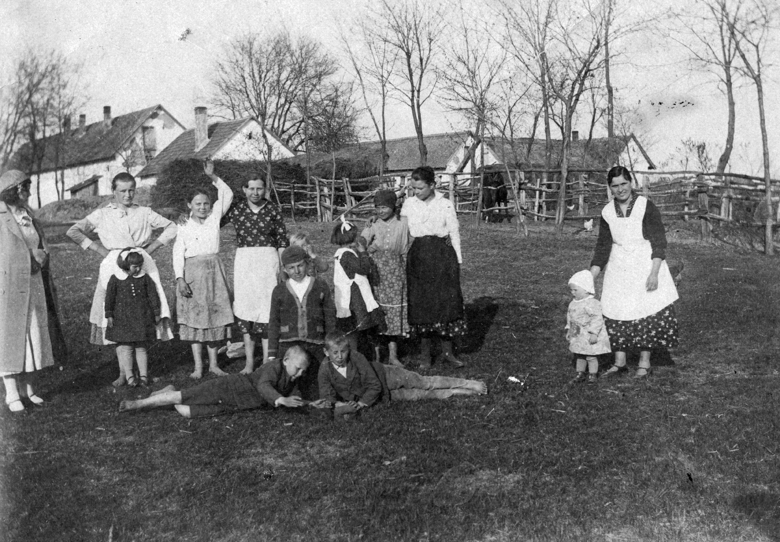 1915, Ongrádi Melinda, falu, ló, csoportkép, nők, tanya, népviselet, gyerekek, póz, fürdés, Fortepan #39369