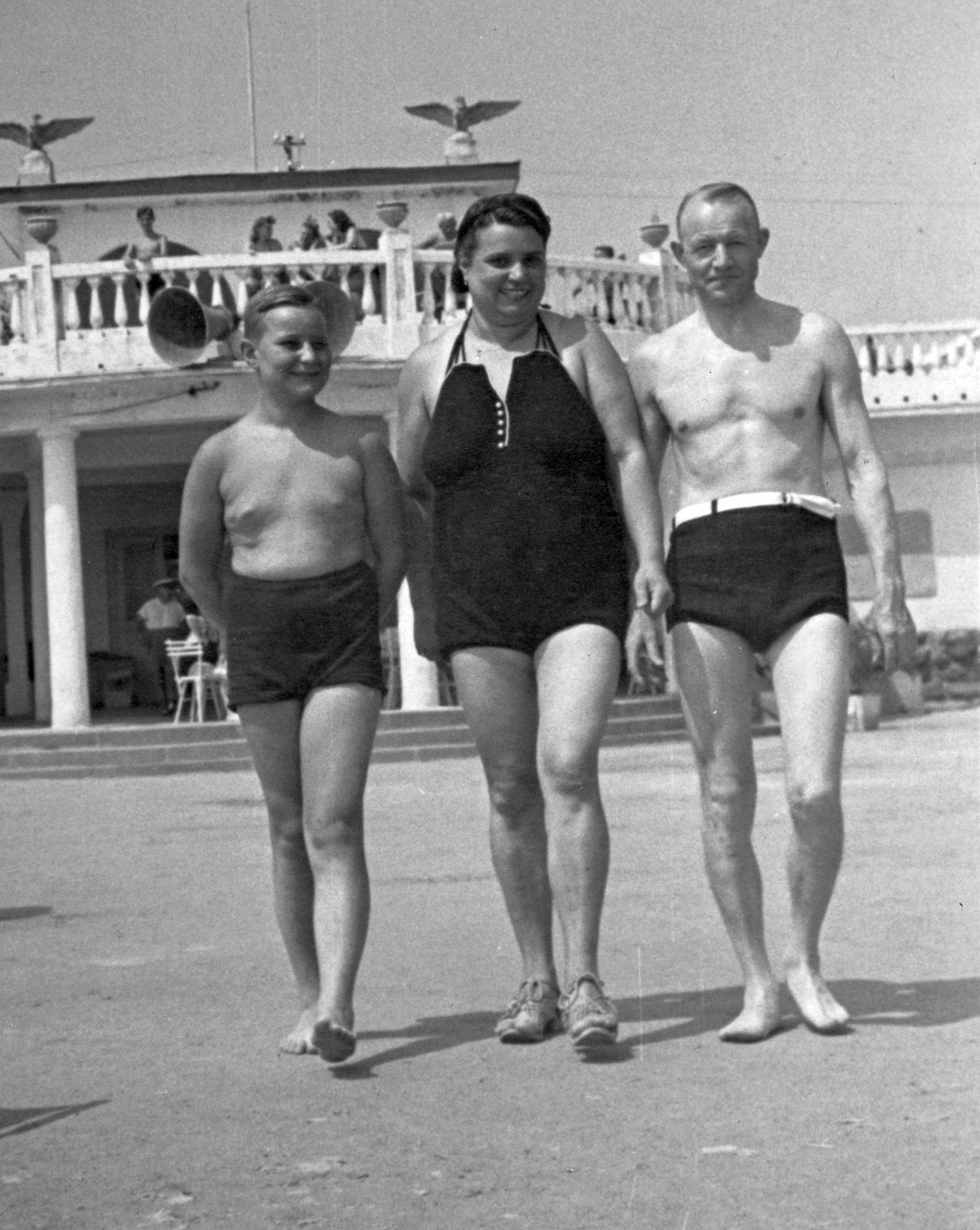Magyarország, Balatonalmádi, fövenyfürdő, strand., 1933, Ongrádi Melinda, hátratett kéz, hárman, fürdőruha, Fortepan #39372