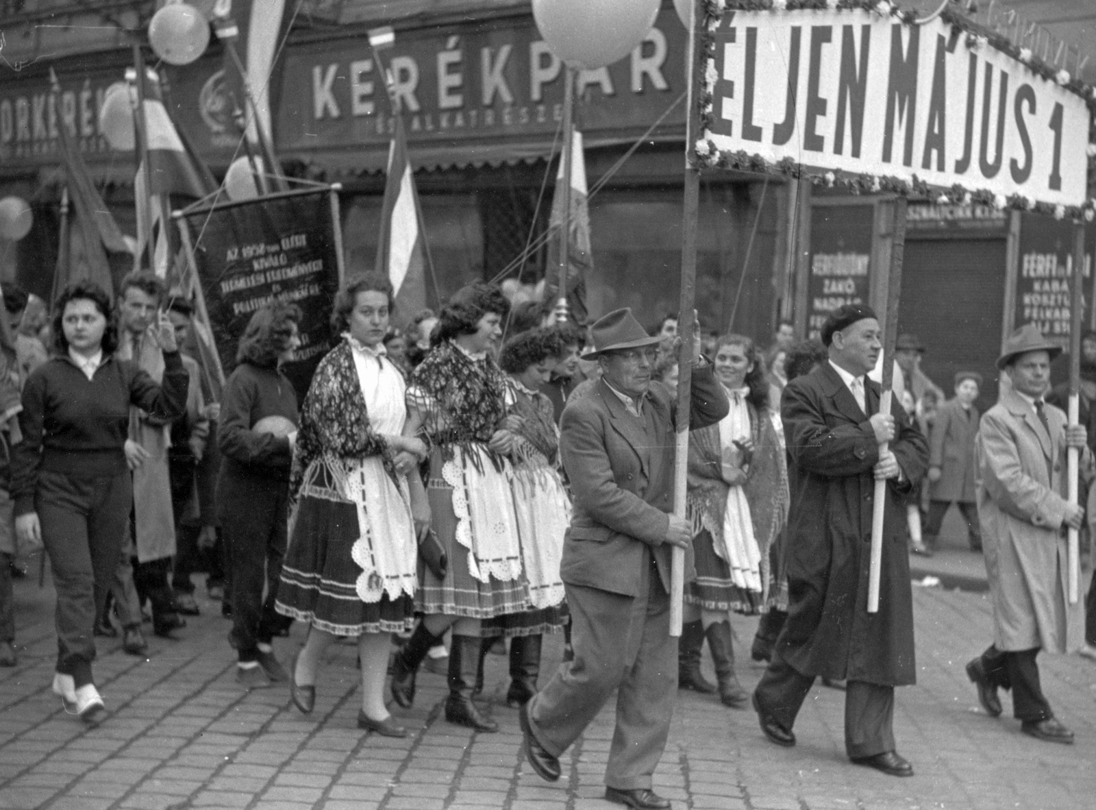 Hungary, Budapest VII., Thököly út 22., május 1-i felvonulók., 1959, Ongrádi Melinda, political decoration, baloon, 1st of May parade, folk costume, store display, Budapest, Fortepan #39376