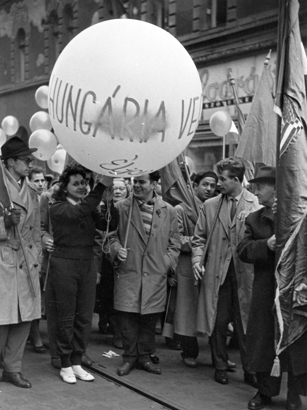 Magyarország, Budapest VII., Thököly út 22., május 1-i felvonulók., 1959, Ongrádi Melinda, léggömb, május 1, fodrászat, Budapest, Fortepan #39378