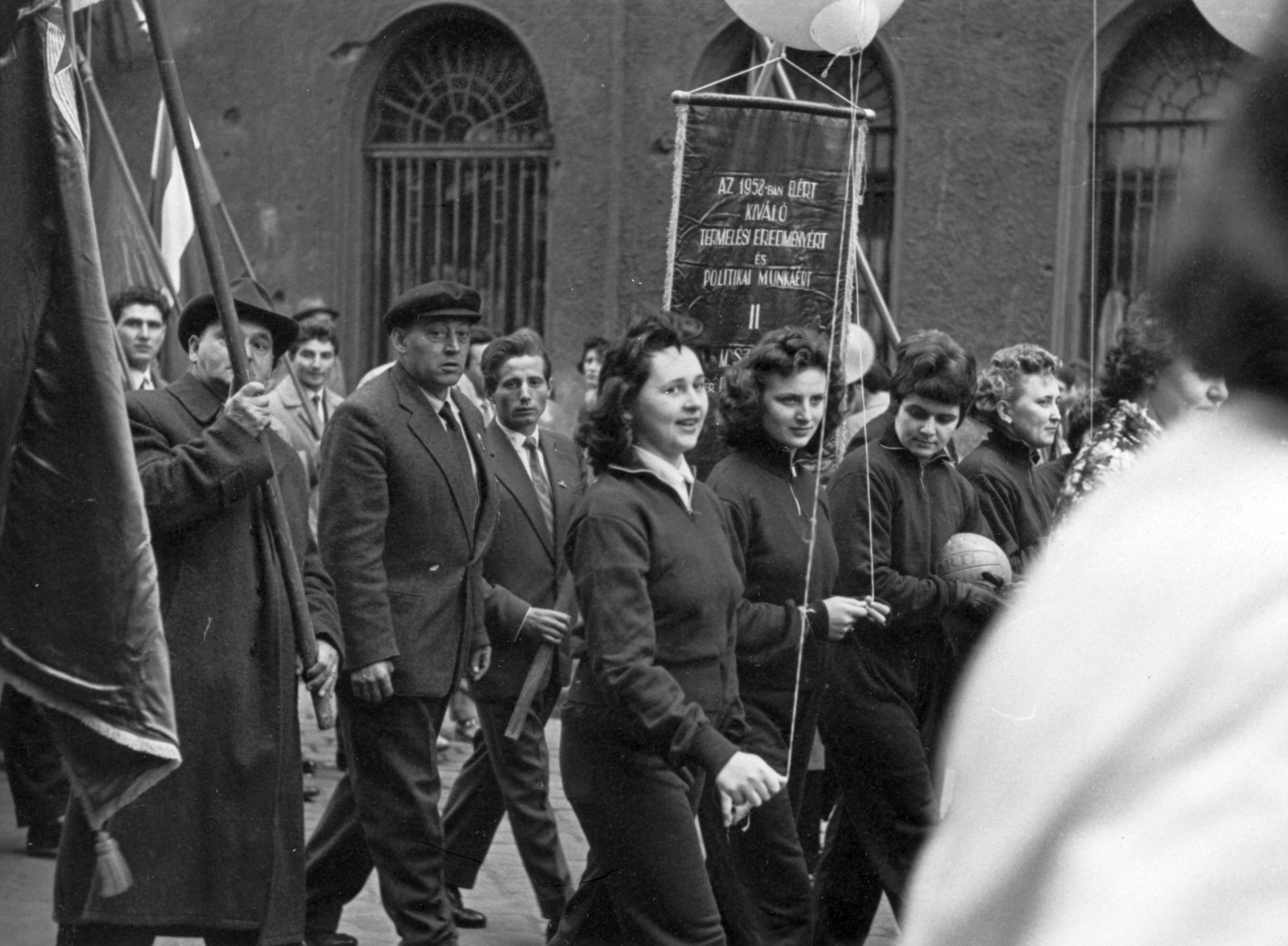 Hungary, Budapest VII., Thököly út 22., május 1-i felvonulók., 1959, Ongrádi Melinda, flag, 1st of May parade, Budapest, Fortepan #39379