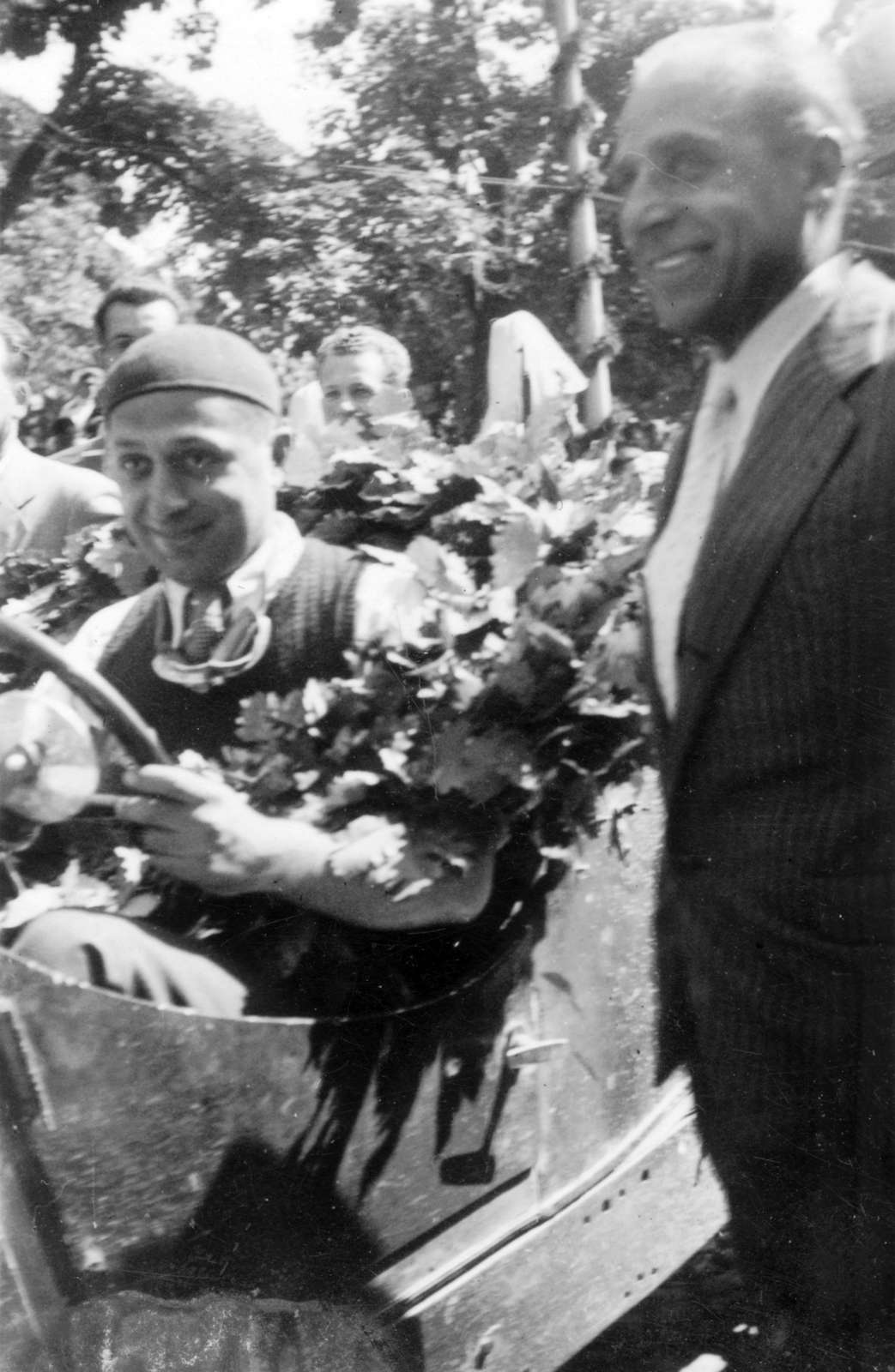Romania,Transylvania, Cluj-Napoca,Feleacu, a feleki hegyiverseny egyik résztvevője., 1935, Tarbay Júlia, smile, men, car race, chauffeur, bouquet, double portrait, automobile, Fortepan #39405