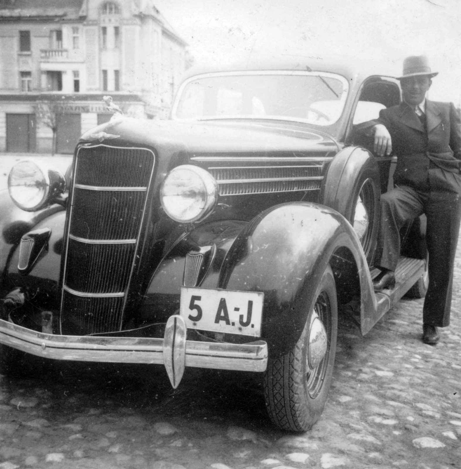 Romania,Transylvania, Alba Iulia, Novák Ferenc tér (később Piata Iuliu Maniu), balra a háttérben a Gizella udvar. Dodge Touring Sedan típusú személygépkocsi., 1938, Tarbay Júlia, american brand, Dodge-brand, automobile, Fortepan #39430
