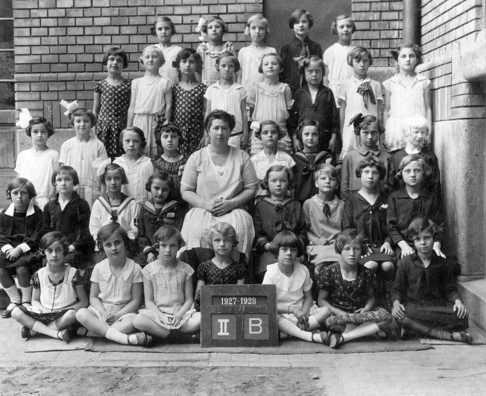 1928, Tarbay Júlia, yard, class photo, tableau, summer, girls' class, woman, Fortepan #39459