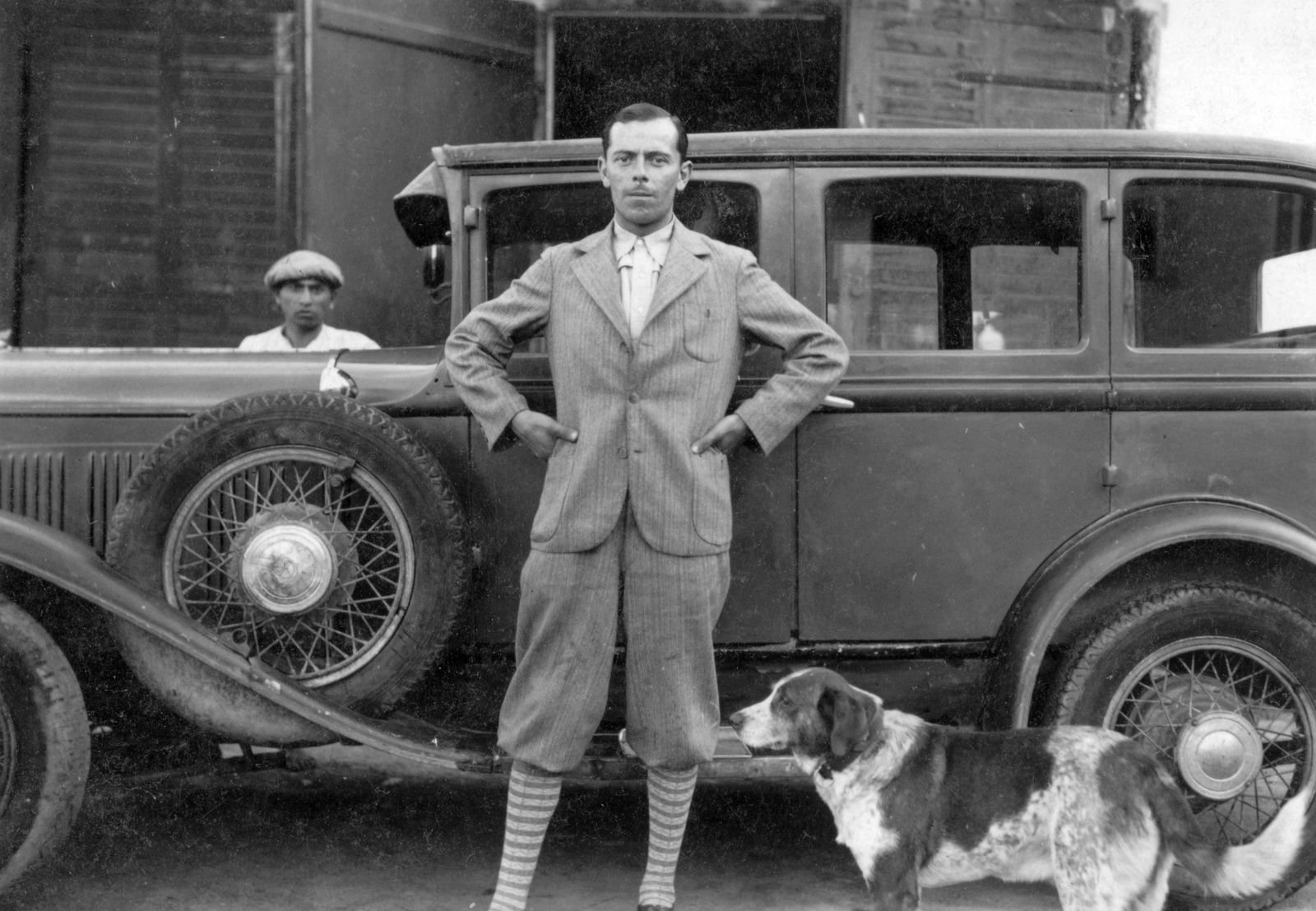Románia,Erdély, 1930, Tarbay Júlia, portré, kutya, amerikai gyártmány, férfi, fiú, bricsesz, póz, automobil, DeSoto-márka, csípőre tett kéz, Fortepan #39461