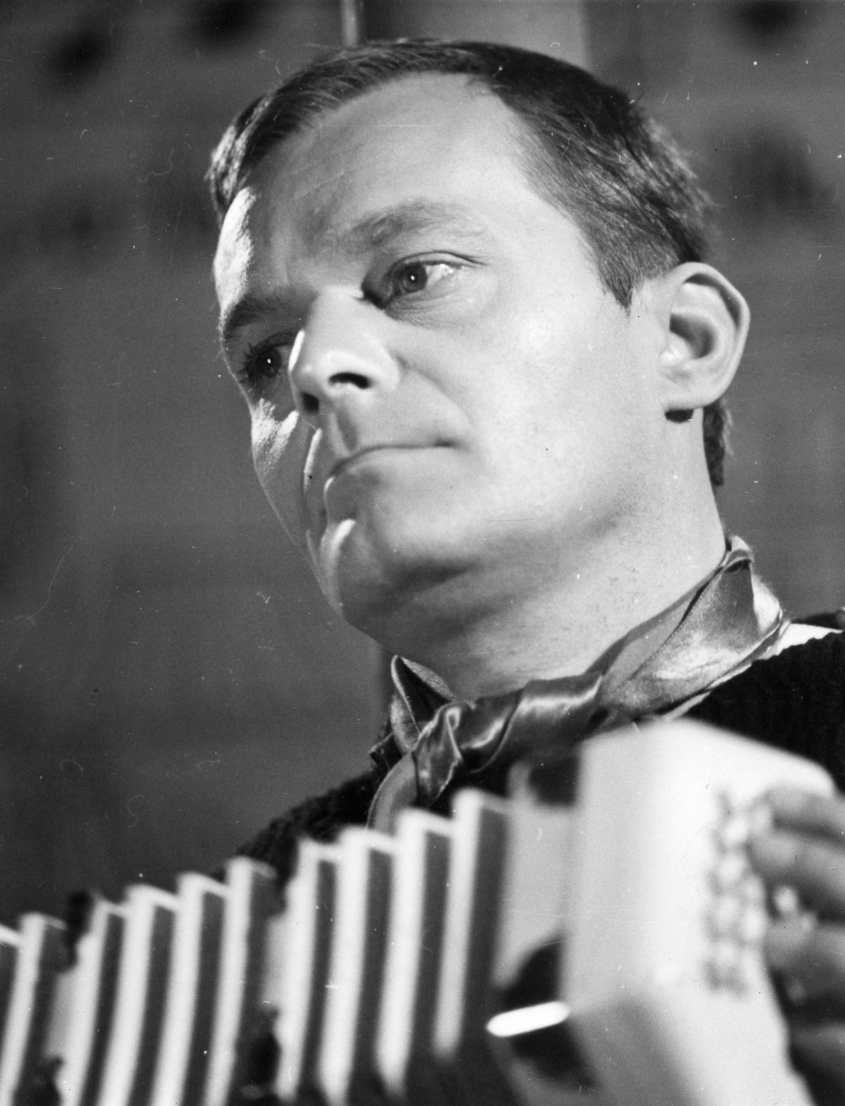 Hungary, jelenet az MTV 1963. szilveszteri műsorában sugározott, Slágermúzeum című revüfilmből. Darvas Iván színművész., 1963, Hangosfilm, art of theater, celebrity, accordion, actor, Fortepan #39464