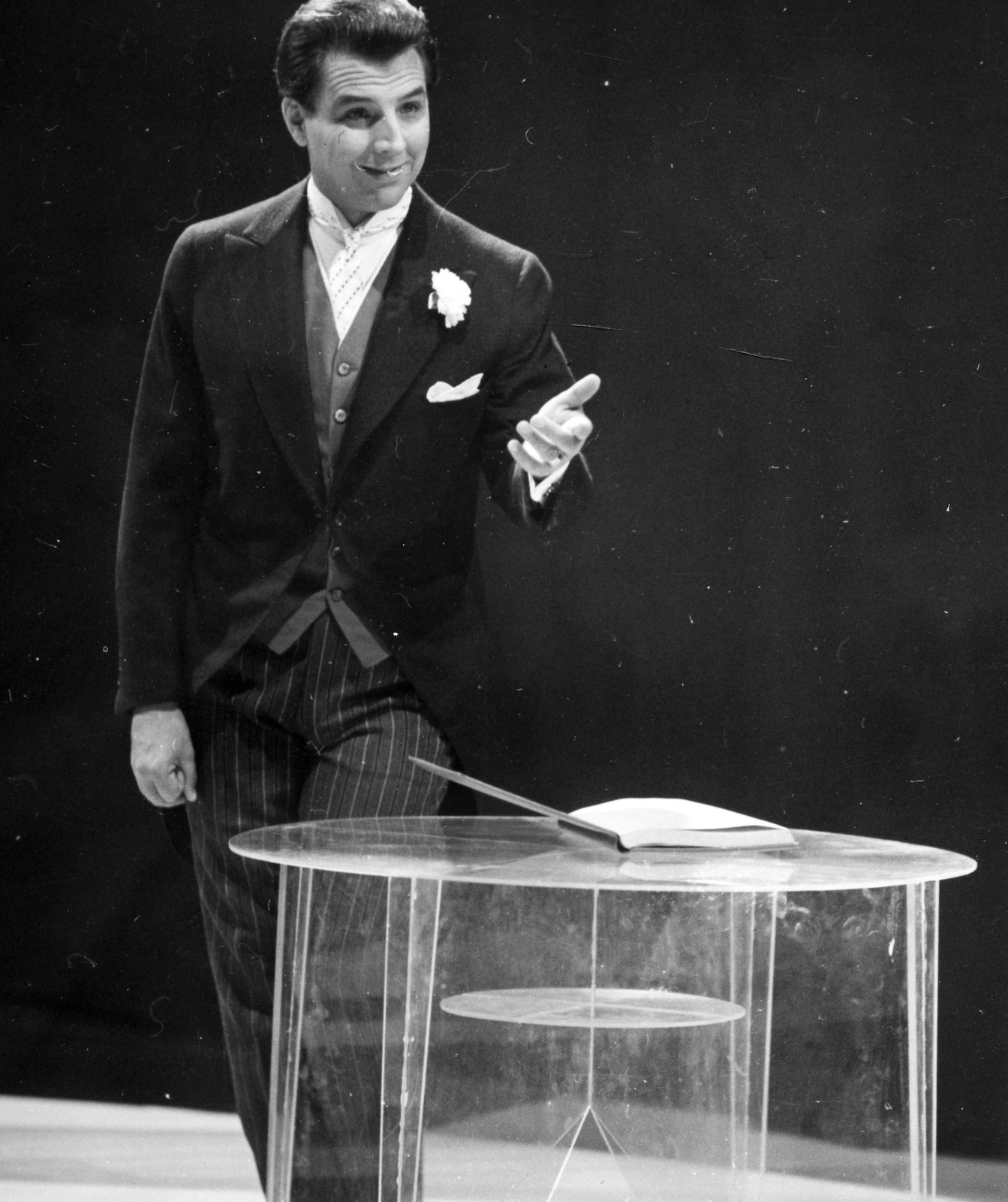 Hungary, jelenet az MTV 1963. szilveszteri műsorában sugározott, Slágermúzeum című revüfilmből. Horváth Tivadar színművész., 1963, Hangosfilm, celebrity, actor, Fortepan #39465