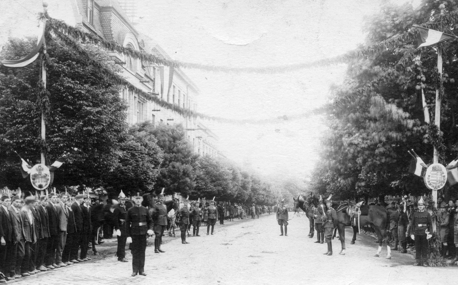 Hungary, Sopron, Baross út a Kossuth Lajos utca felé nézve. A tömeg Horthy Miklós kormányzó érkezését várja, aki többek között vitézek telekbeiktatására érkezett a városba 1927. május 22-én., 1927, Angyalföldi Helytörténeti Gyűjtemény, uniform, flag, cop, crest, scouting, saddle, eagle feather, Fortepan #39475