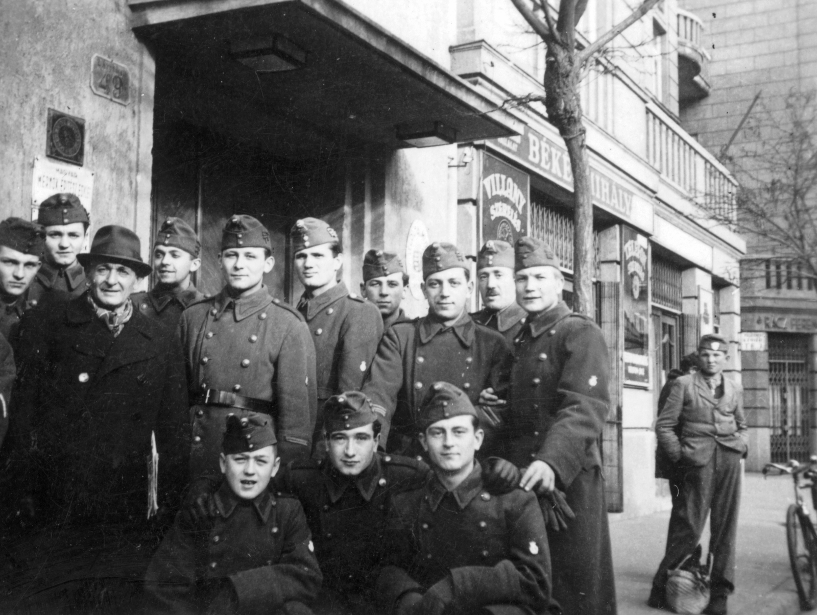 Hungary, Győr, Árpád út 49. és 51/a., 1937, Angyalföldi Helytörténeti Gyűjtemény, uniform, sign-board, tableau, boy, soldier, electrician, stage door, Fortepan #39481