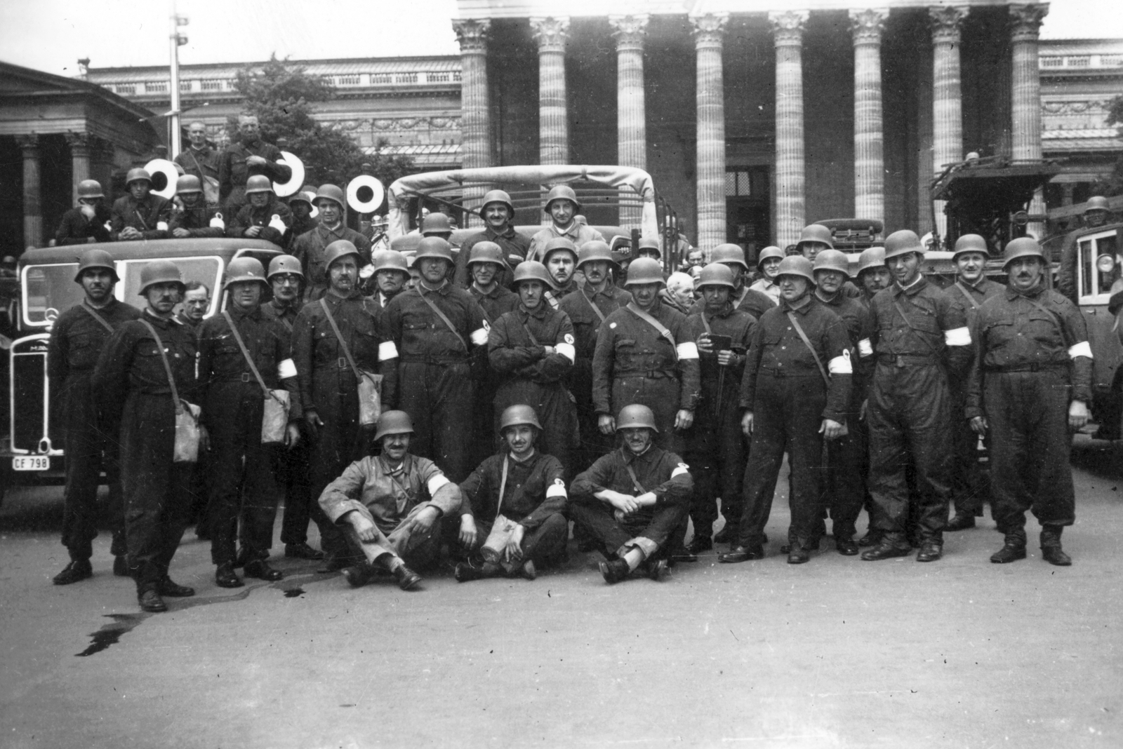 Hungary, Budapest XIV., Hősök tere, légoltalmi egységek szemléje 1940. augusztus 18-án. Háttérben a Szépművészeti Múzeum., 1940, Angyalföldi Helytörténeti Gyűjtemény, tableau, commercial vehicle, military, Budapest, Fortepan #39495