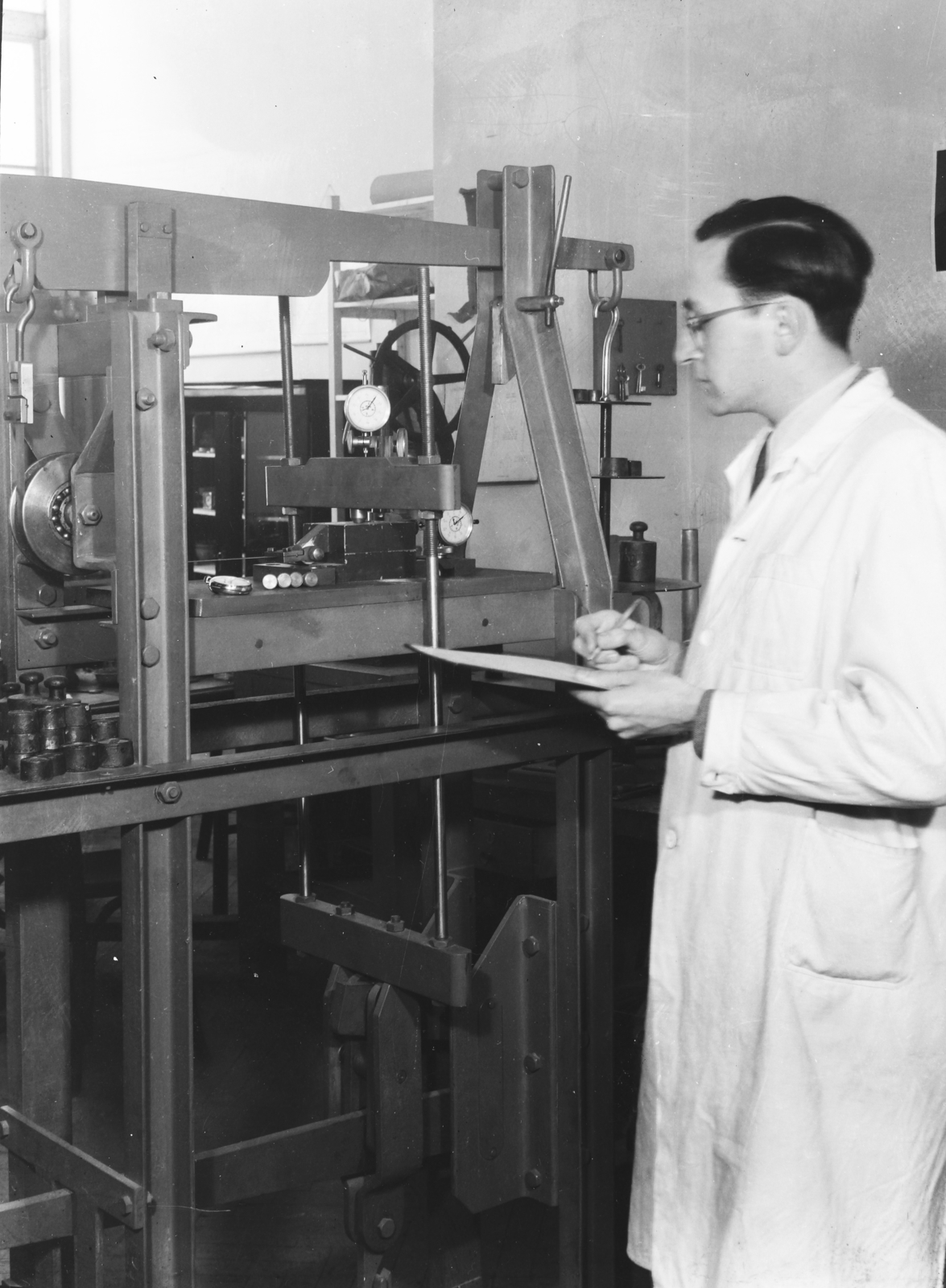 Hungary, 1951, UVATERV, portrait, laboratory, man, work, measuring scale, Fortepan #3951