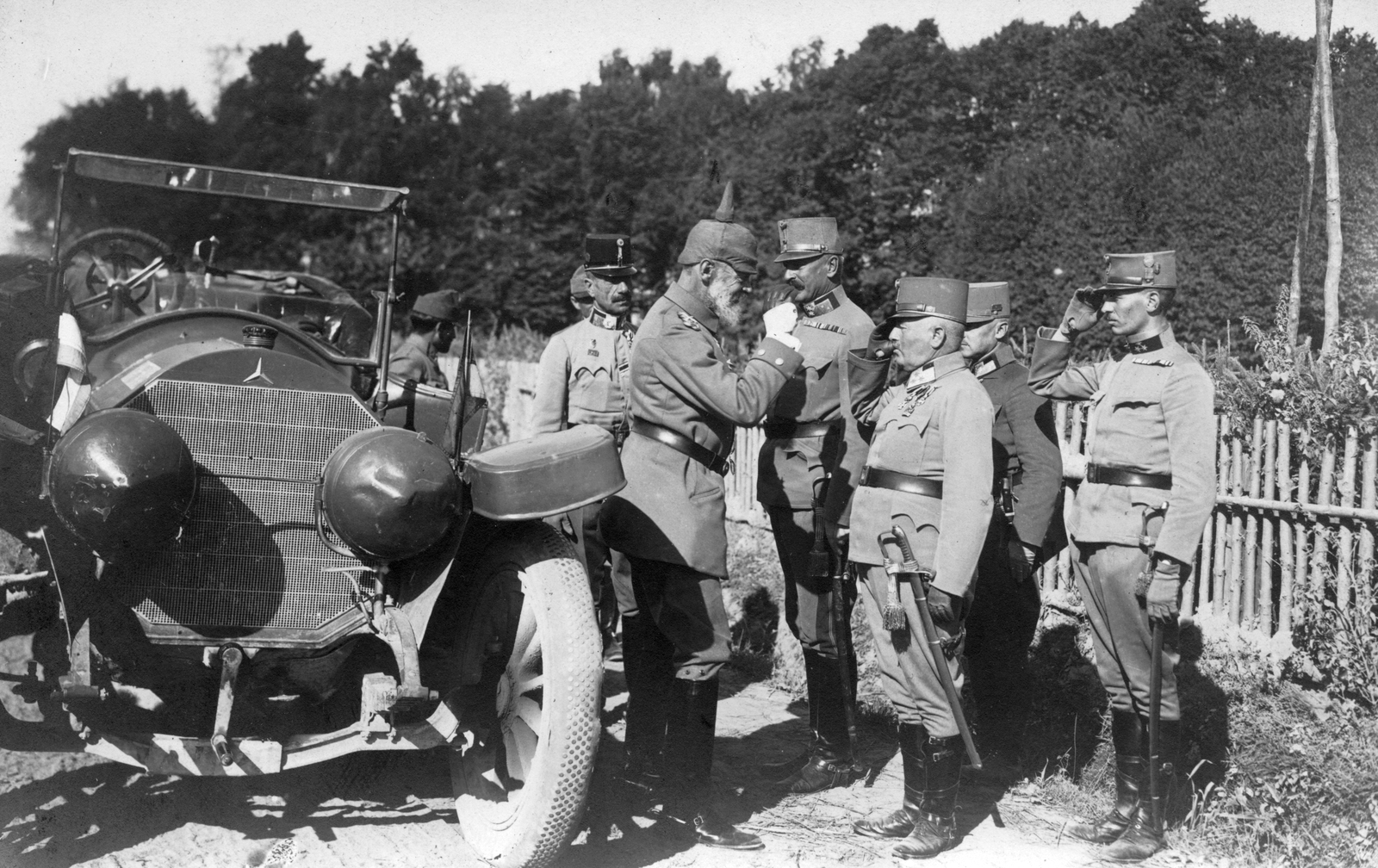 elöl a gépkocsi mellett Lipót bajor királyi herceg, császári tábornagy, mögötte balra Eduard von Böhm-Ermolli osztrák tábornok., 1915, Angyalföldi Helytörténeti Gyűjtemény, celebrity, First World War, uniform, German brand, Mercedes-brand, salute, sword, automobile, pickelhelm, Fortepan #39522