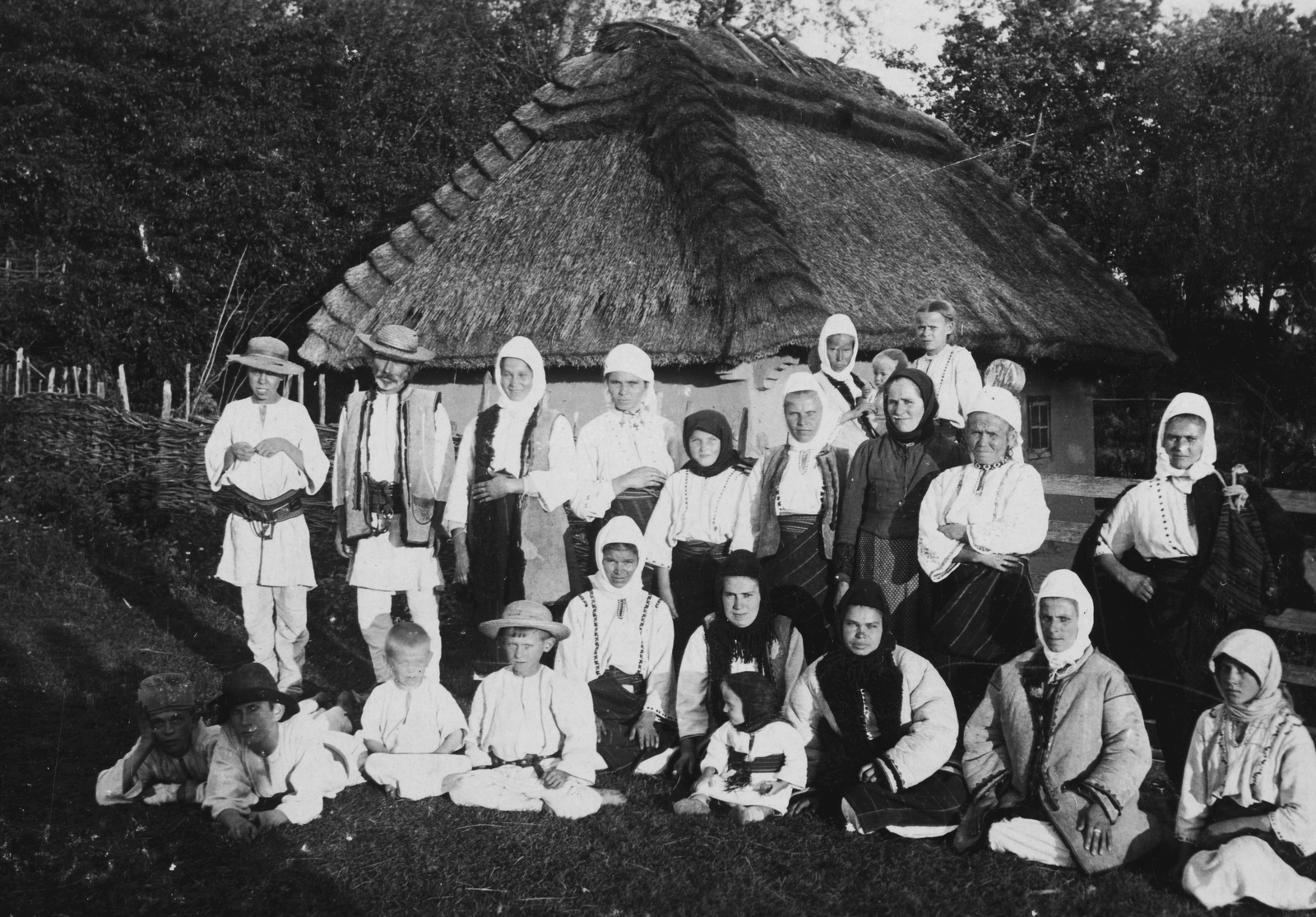1915, Angyalföldi Helytörténeti Gyűjtemény, village, tableau, folk costume, house, kids, straw hat, thatched roof, headscarf, Fortepan #39529