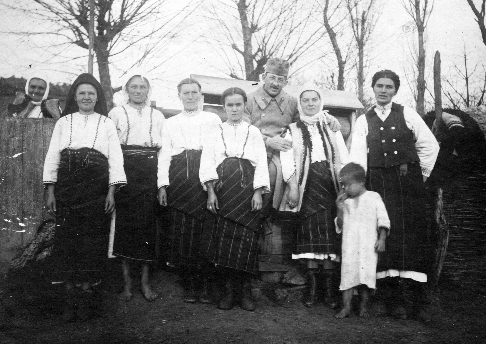 1915, Angyalföldi Helytörténeti Gyűjtemény, tableau, women, folk costume, fence, soldier, kid, hairdo, headscarf, barefoot, Fortepan #39536