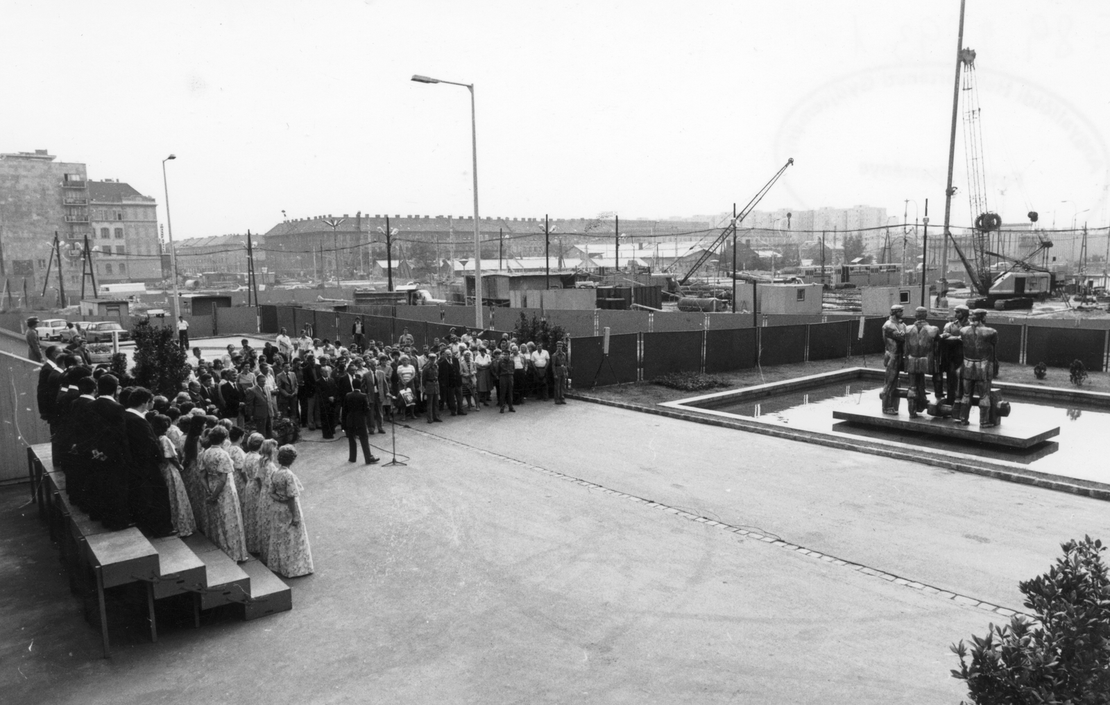 Magyarország, Budapest XIII., Váci út - Róbert Károly körút sarok, Kiss István szobrászművész Munkások című szobrának avatása., 1982, Angyalföldi Helytörténeti Gyűjtemény, építkezés, ünnepség, mikrofon, kórus, metróépítés, Budapest, Fortepan #39541