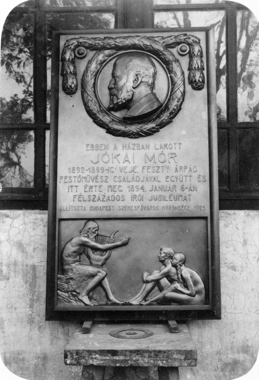 Hungary, Budapest VI., Bajza utca 39., Feszty villa, Jókai emléktábla (Szentgyörgyi István alkotása)., 1935, Angyalföldi Helytörténeti Gyűjtemény, relief, memorial plaque, Budapest, Mór Jókai-portrayal, lyre, Fortepan #39545