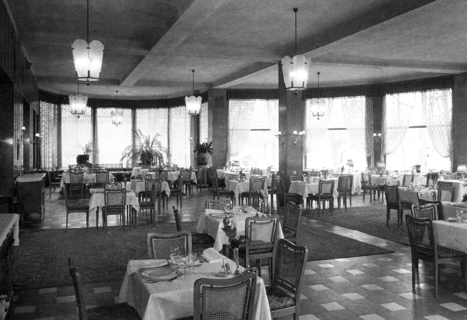 Hungary, Margit Islands, Budapest, Margitszigeti Nagyszálló, étterem., 1958, Angyalföldi Helytörténeti Gyűjtemény, hotel, restaurant, interior, chandelier, Fortepan #39548