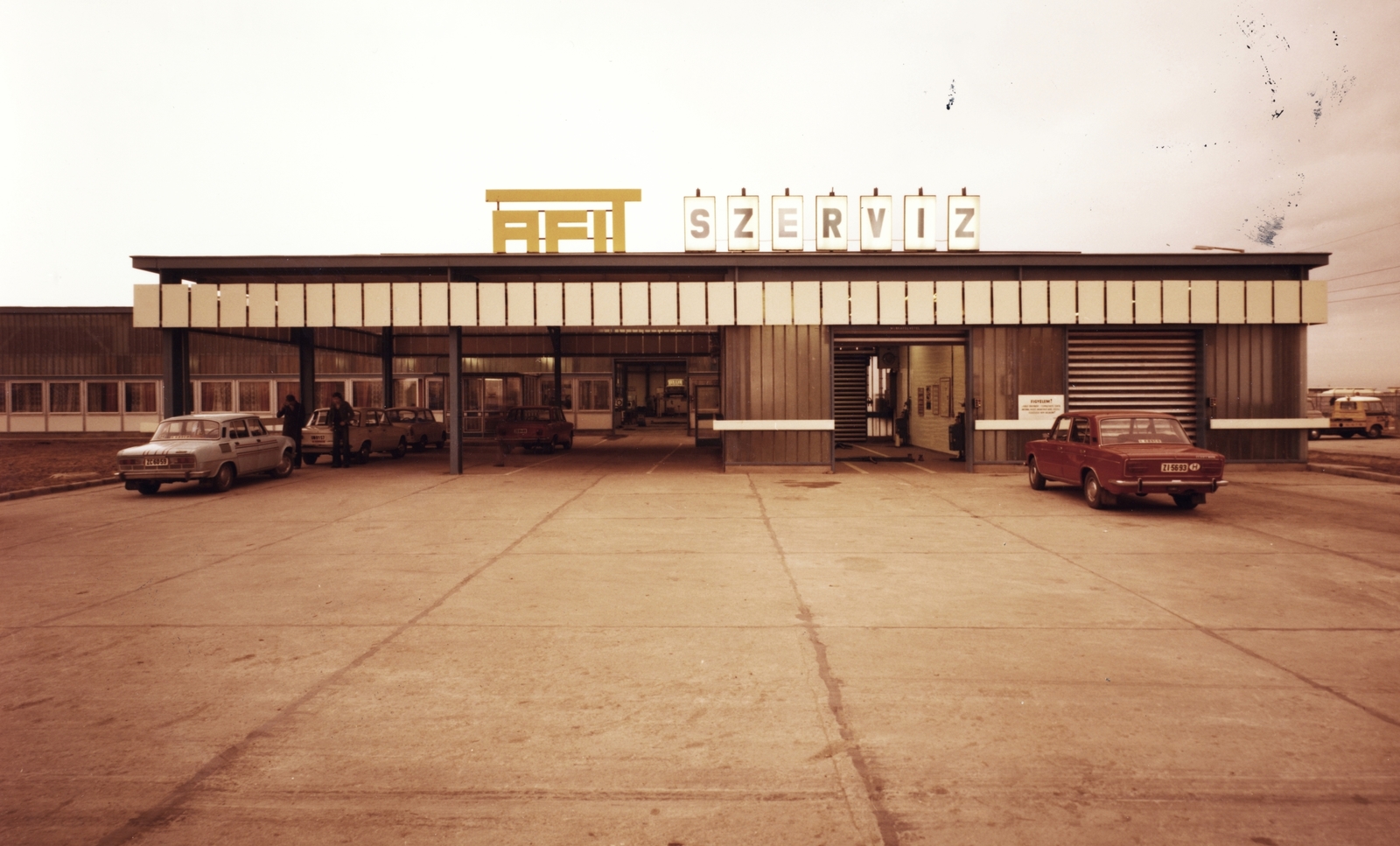 Hungary, Budapest XVII., Kaszáló utca, AFIT-szervíz., 1980, Angyalföldi Helytörténeti Gyűjtemény, colorful, Czechoslovak brand, Soviet brand, Skoda-brand, Lada-brand, szervíz, number plate, Budapest, AFIT organisation, Fortepan #39553