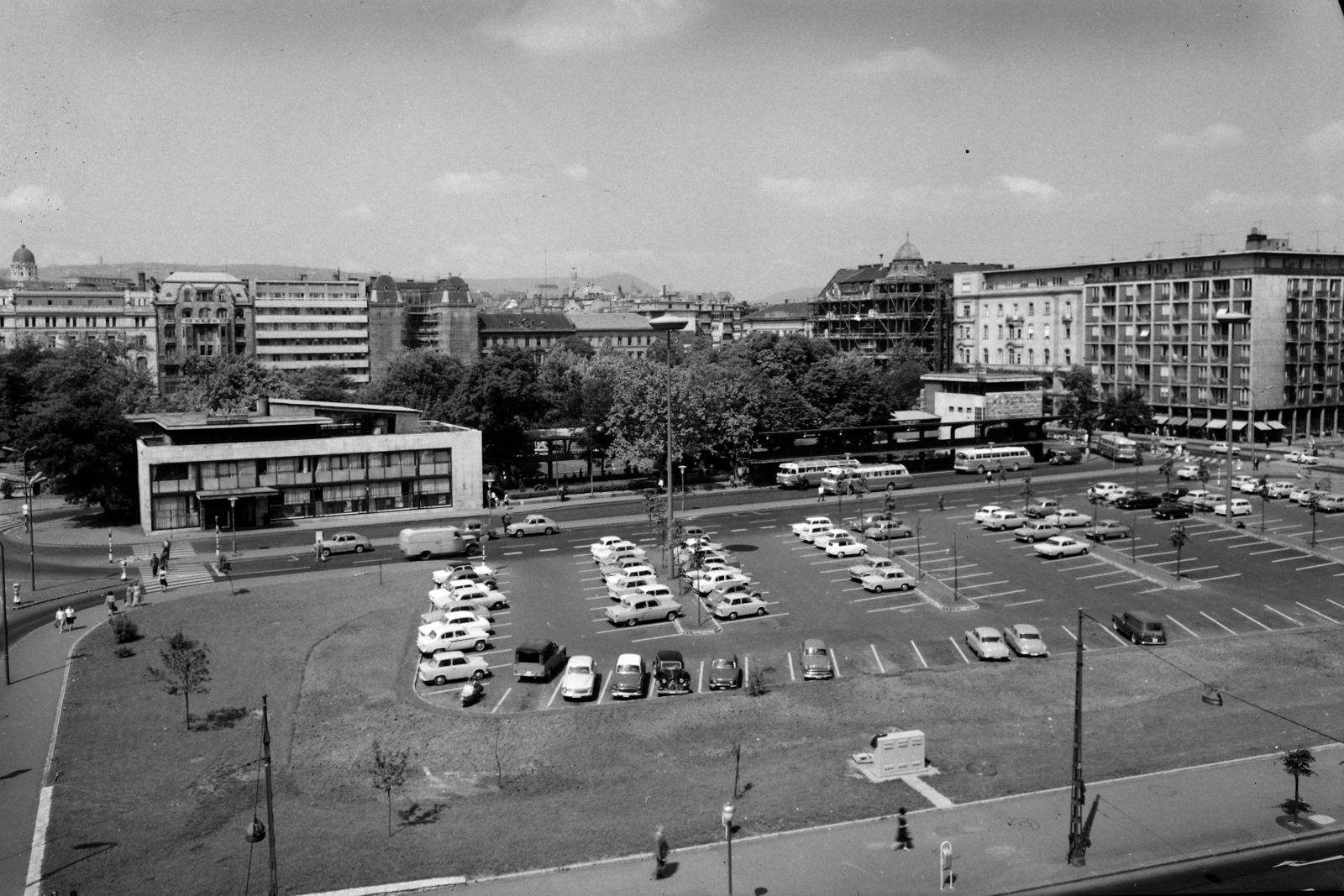 Hungary, Budapest V., Erzsébet (Engels) tér, a parkoló és a MÁVAUT autóbusz-pályaudvar a Bajcsy-Zsilinszky út felől nézve., 1968, UVATERV, bus, street view, car park, lamp post, automobile, taxicab stand, scaffolding, bus terminal, Budapest, Fortepan #3956