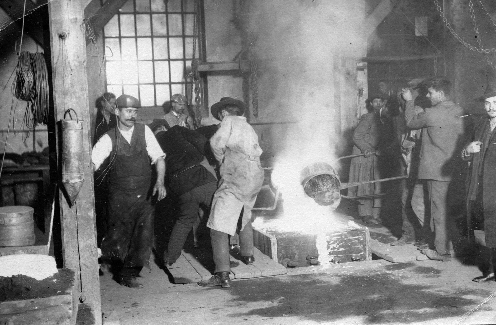 1930, Angyalföldi Helytörténeti Gyűjtemény, munkahely, férfiak, műhely, munka, kohászat, osztott ablak, Fortepan #39564