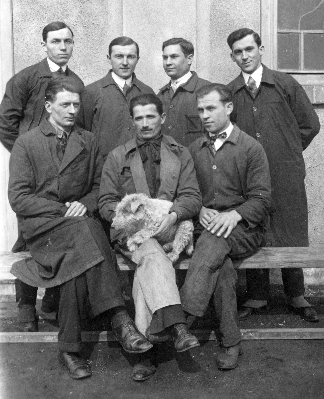 1930, Angyalföldi Helytörténeti Gyűjtemény, kutya, udvar, csoportkép, férfiak, pad, munkaköpeny, Fortepan #39566