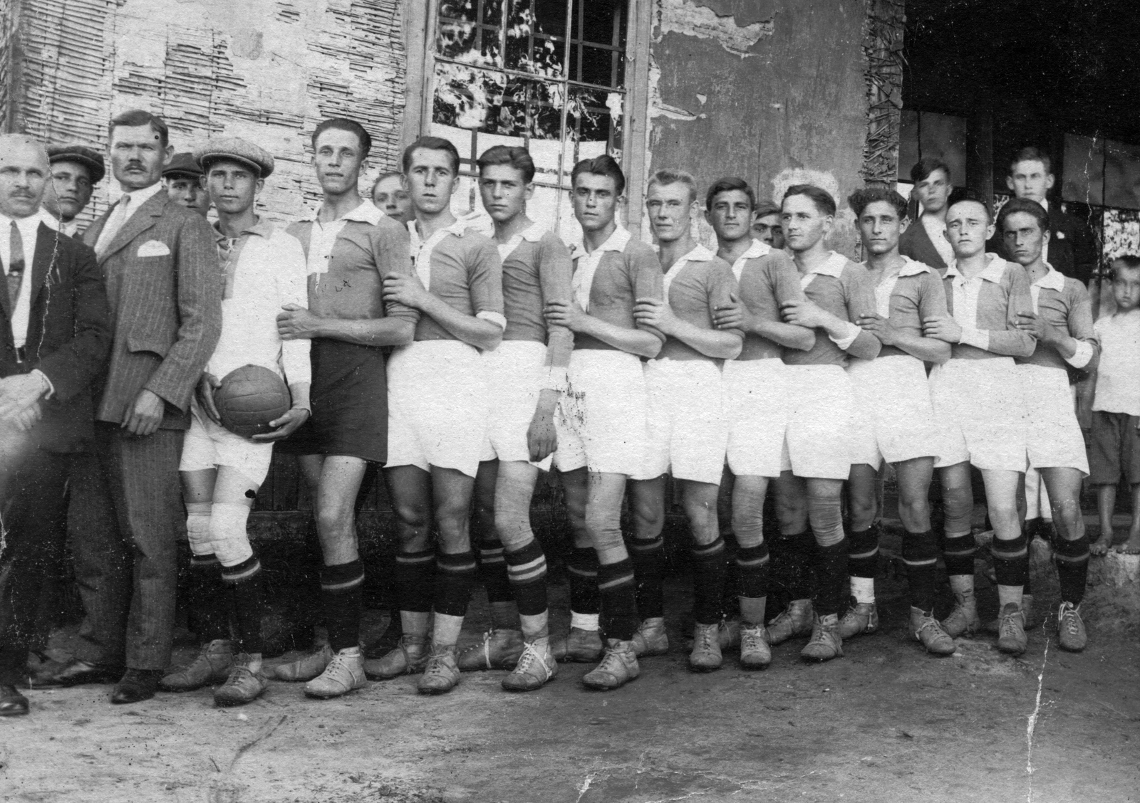 1929, Angyalföldi Helytörténeti Gyűjtemény, sport, csoportkép, férfiak, futballcsapat, focilabda, kart karba öltve, Fortepan #39571