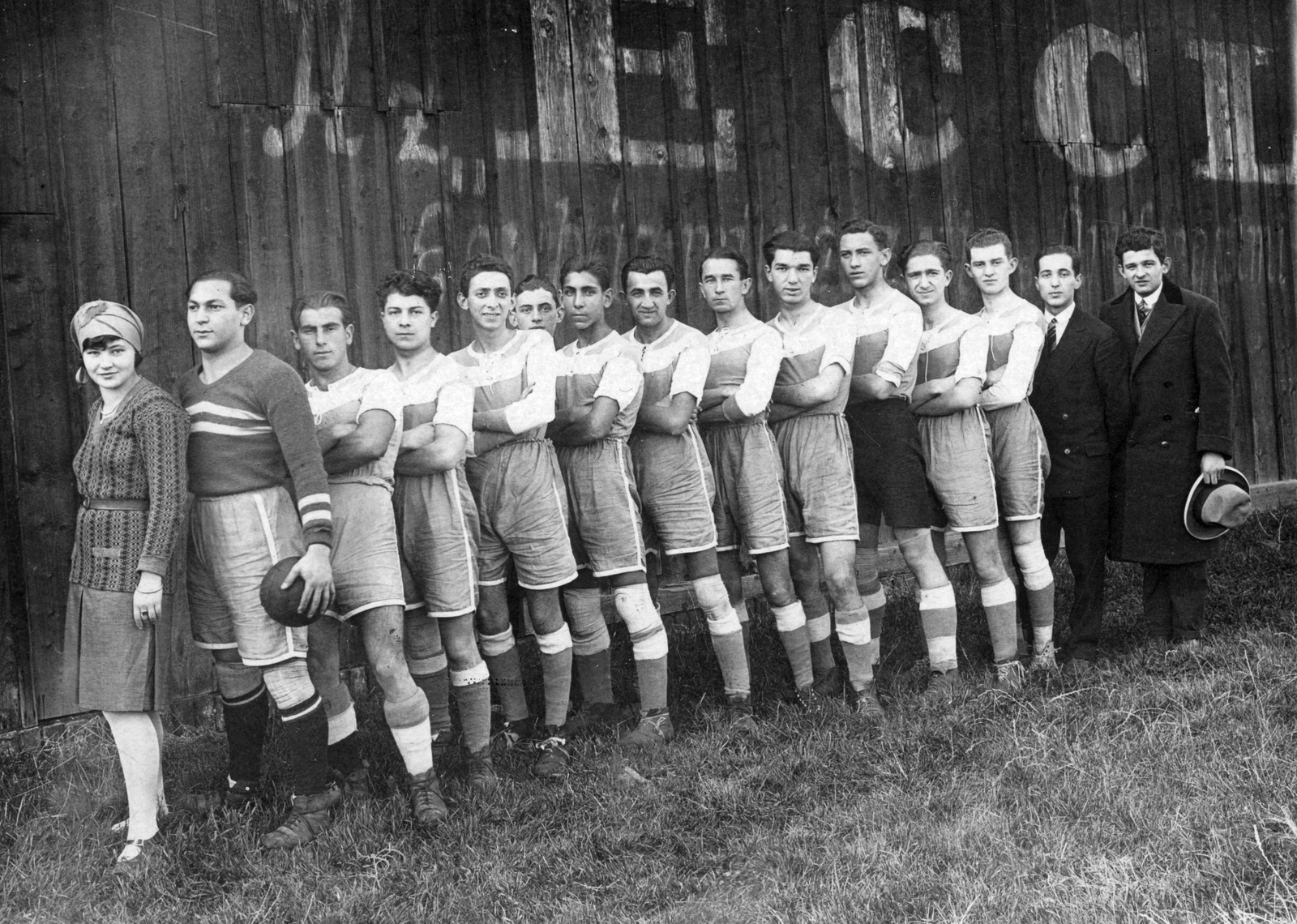 1927, Angyalföldi Helytörténeti Gyűjtemény, football, tableau, men, soccer team, woman, soccer ball, arms crossed over the chest, hat in hand, Fortepan #39572