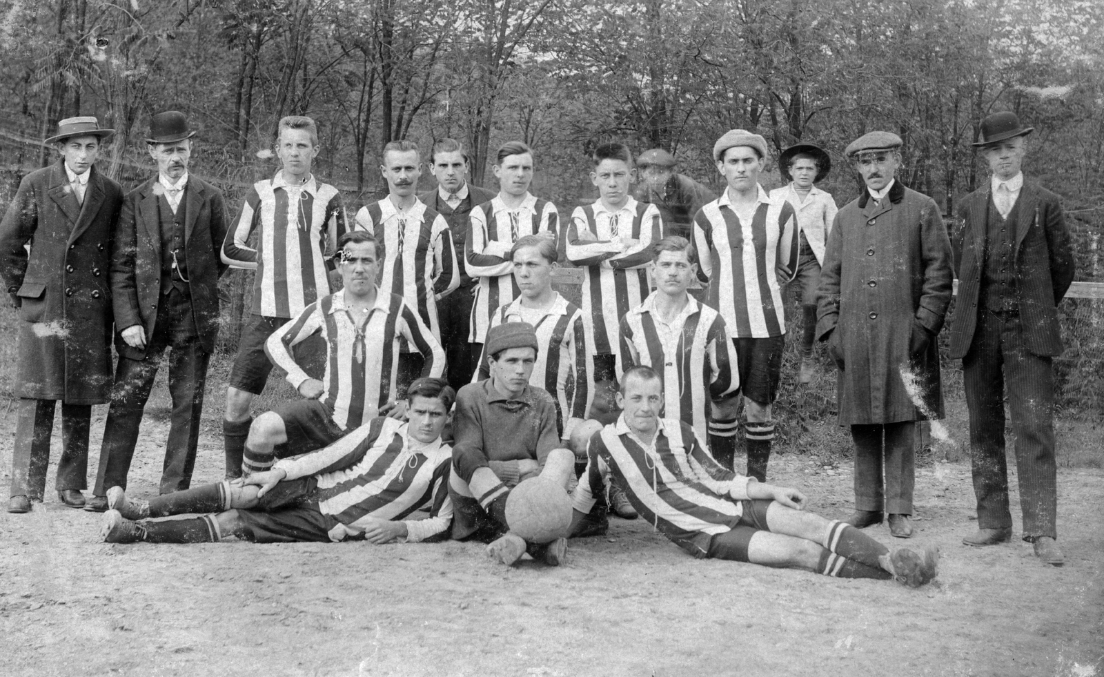 1925, Angyalföldi Helytörténeti Gyűjtemény, woods, hat, football, tableau, soccer team, man, bowler hat, sport jersey, soccer ball, hands behind the back, hands in pockets, arms crossed over the chest, striped dress, Fortepan #39573