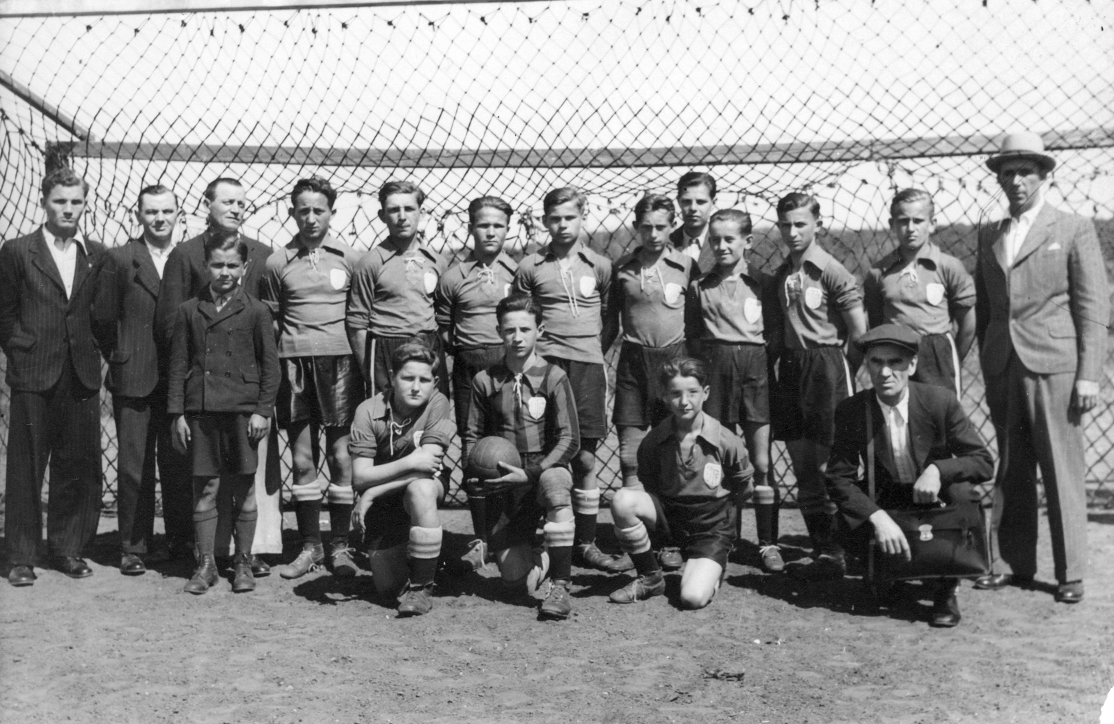 Hungary, Jutagyári Torna Egylet labdarúgócsapata., 1934, Angyalföldi Helytörténeti Gyűjtemény, football, gate, tableau, soccer team, Fortepan #39585