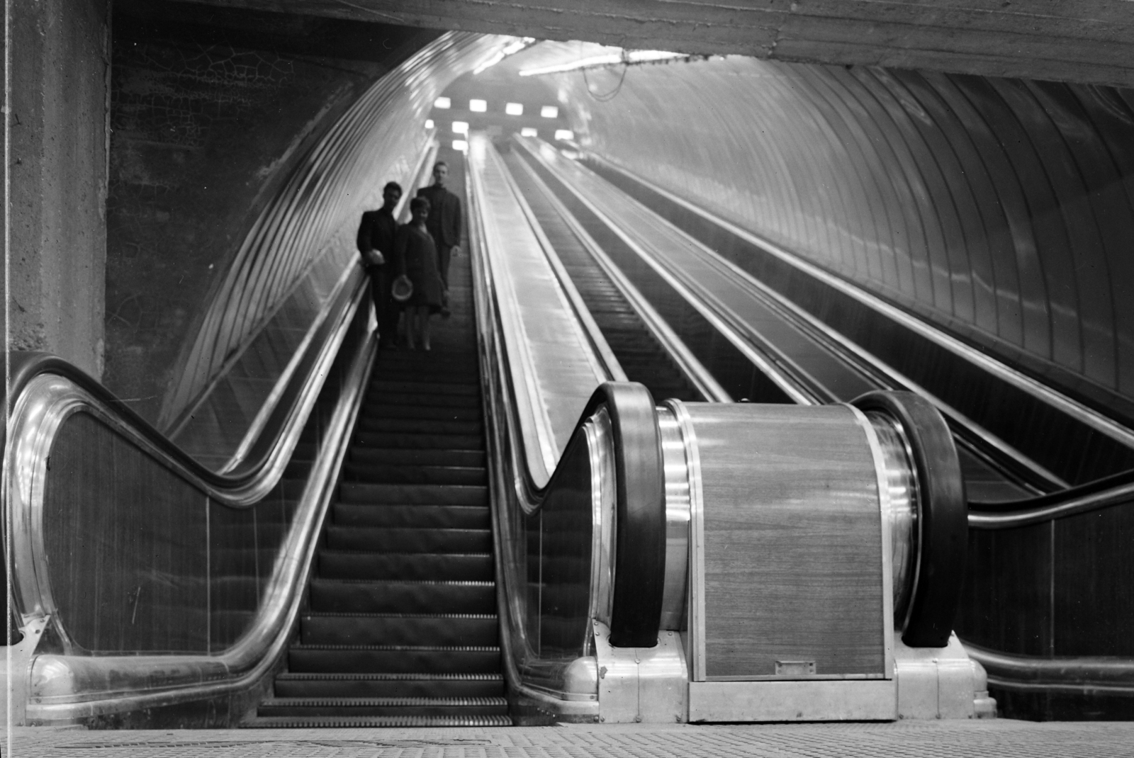 Hungary, Budapest VIII., Baross tér, a Keleti pályaudvar metróállomás mozgólépcsője., 1969, UVATERV, transport, moving escalator, Budapest, Fortepan #3959