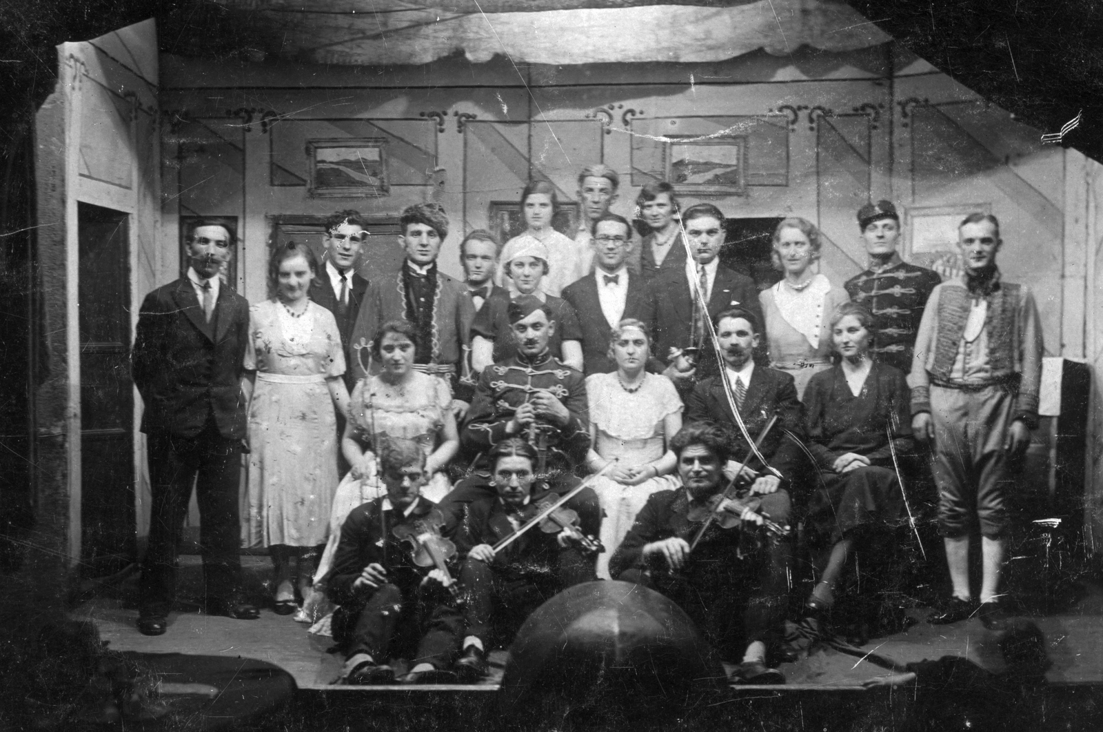 Magyarország, amatőr színjátszók (A Noszty fiú esete Tóth Marival)., 1936, Angyalföldi Helytörténeti Gyűjtemény, színházművészet, egyenruha, hangszer, csoportkép, jelmez, hegedű, díszletháttér, színielőadás, Fortepan #39596