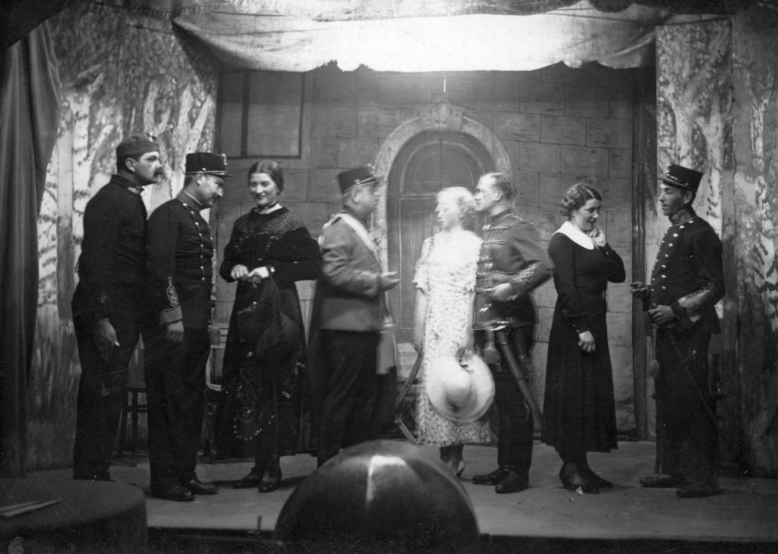 1934, Angyalföldi Helytörténeti Gyűjtemény, kalap, egyenruha, csoportkép, nők, férfiak, színház, sapka, színpad, kard, kalap kézben, Fortepan #39601