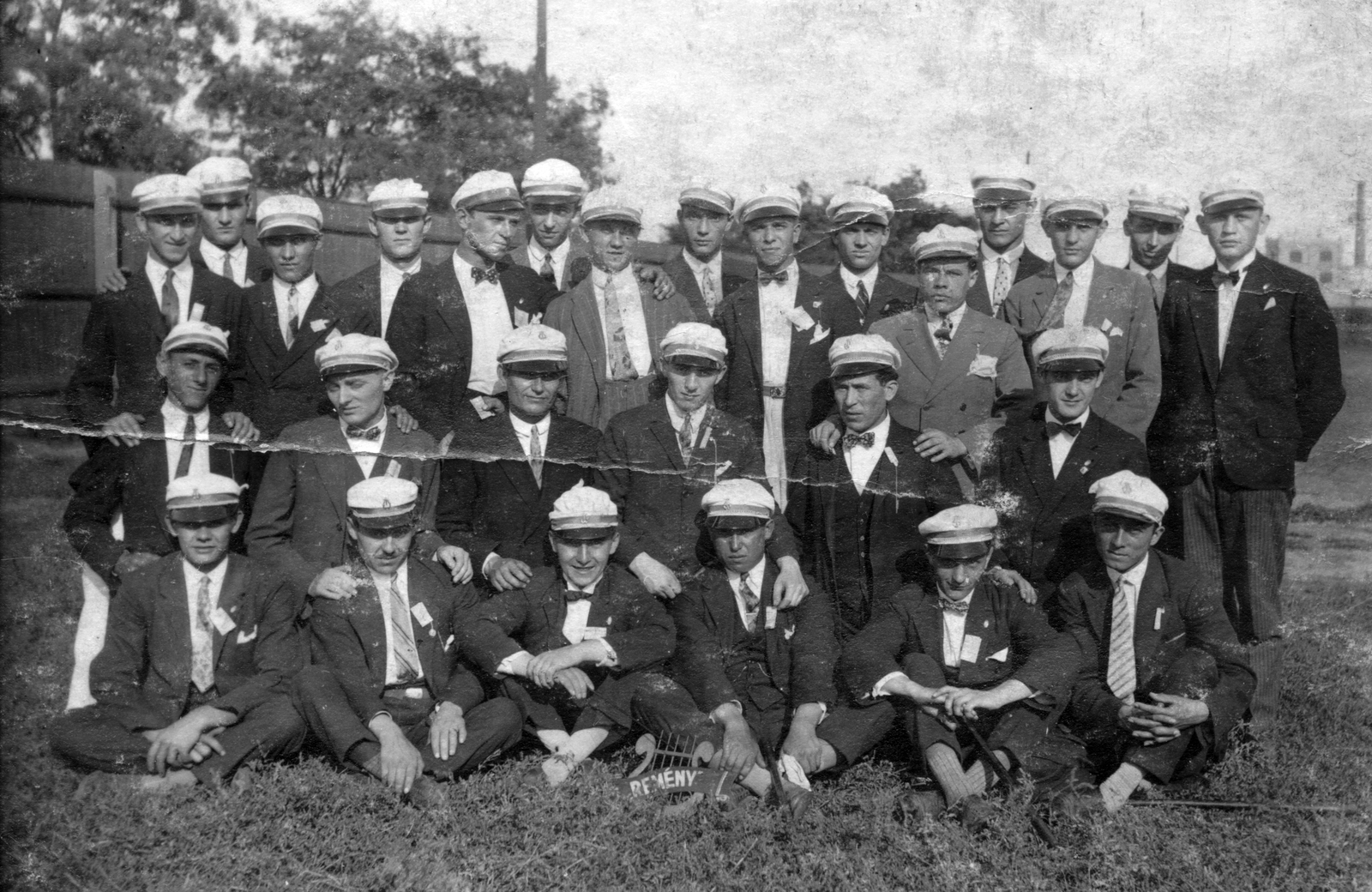 1932, Angyalföldi Helytörténeti Gyűjtemény, tableau, caps, cross-legged sitting, intertwined fingers, Fortepan #39602