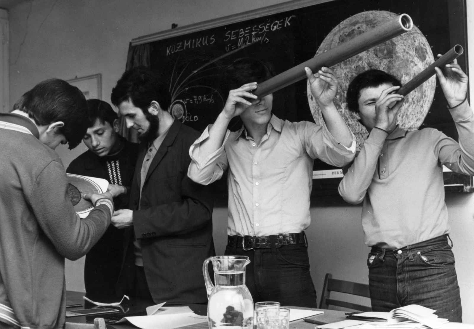 1977, Angyalföldi Helytörténeti Gyűjtemény, classroom, education, tableau, jesting, telescope, man, beard, boys, jug, board, Fortepan #39615