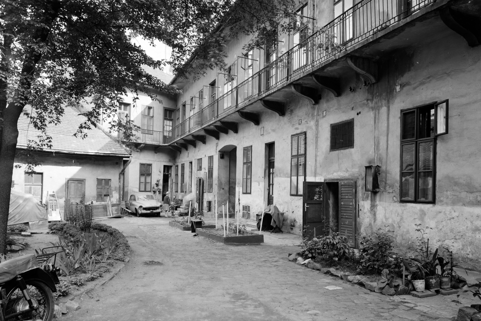 Hungary, Budapest, 1968, UVATERV, motorcycle, yard, courtyard balcony, tenement house, Wartburg-brand, Fortepan #3962
