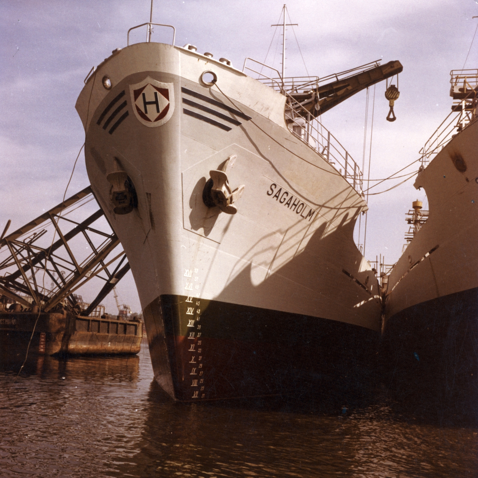 Hungary, Budapest XIII., Újpesti-öböl, a Magyar Hajó- és Darugyár Angyalföldi Gyáregysége, a szerelő partfalnál Sagaholm tengeri áruszállító hajó., 1965, Angyalföldi Helytörténeti Gyűjtemény, ship, colorful, shipbuilding industry, dredge, Táncsics Mihály dredge, Adria/Hévíz/Sagaholm ship, Budapest, Fortepan #39622