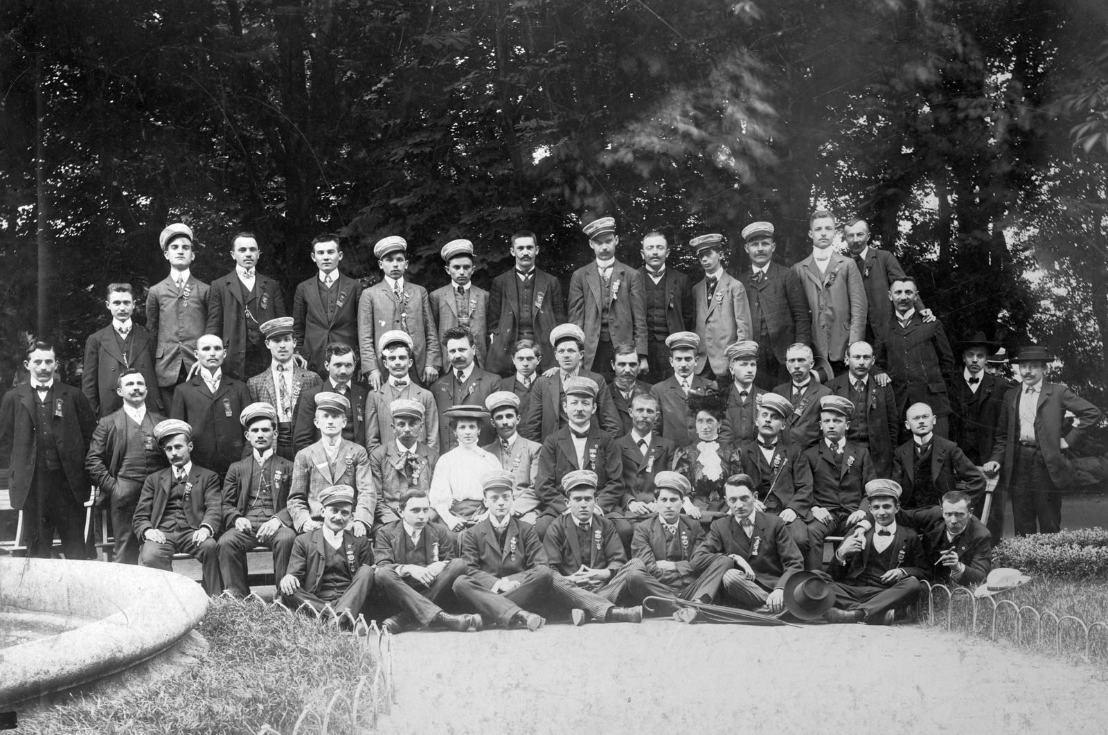 1921, Angyalföldi Helytörténeti Gyűjtemény, fountain, tableau, men, woman, cross-legged sitting, Fortepan #39624