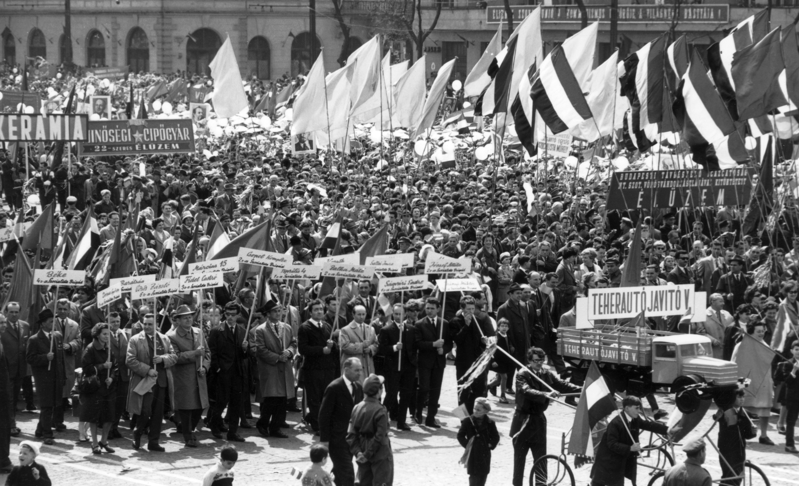 Magyarország, Budapest XIV., Ötvenhatosok tere (Felvonulási tér) a Damjanich utcánál. Május 1-i felvonulás., 1970, Angyalföldi Helytörténeti Gyűjtemény, plakát, zászló, felvonulás, május 1, makett, Budapest, pódiumautó, autómodell, Fortepan #39628