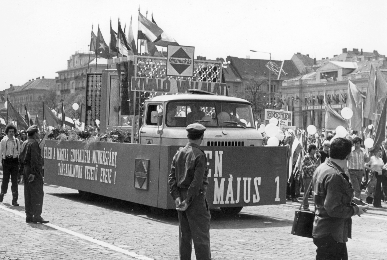 Hungary, Budapest VII.,Budapest XIV., Dózsa György út (Felvonulási tér), május 1-i felvonulás., 1976, Angyalföldi Helytörténeti Gyűjtemény, German brand, commercial vehicle, IFA-brand, march, baloon, 1st of May parade, Budapest, ad truck, Fortepan #39629