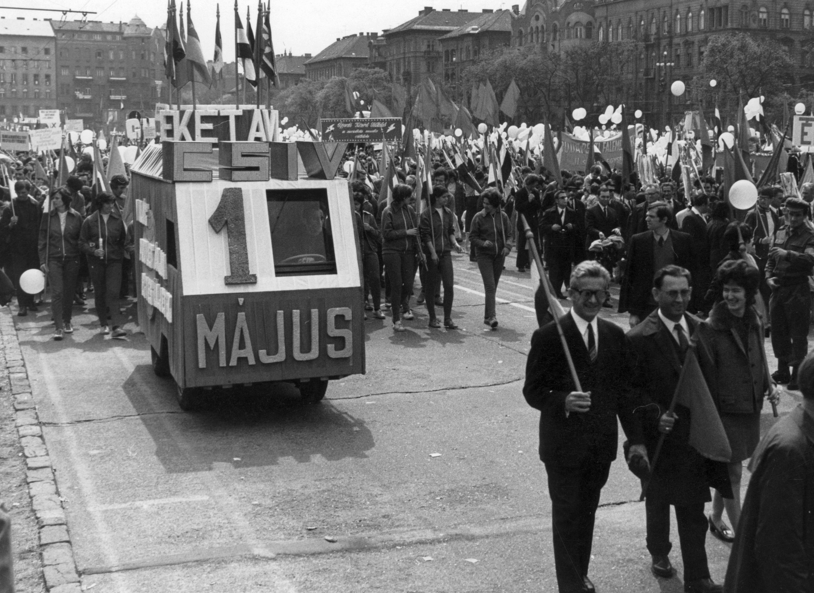 Hungary, Budapest VII.,Budapest XIV., Dózsa György út (Felvonulási tér), május 1-i felvonulás., 1976, Angyalföldi Helytörténeti Gyűjtemény, vehicle, flag, march, baloon, 1st of May parade, Budapest, ad truck, Fortepan #39630