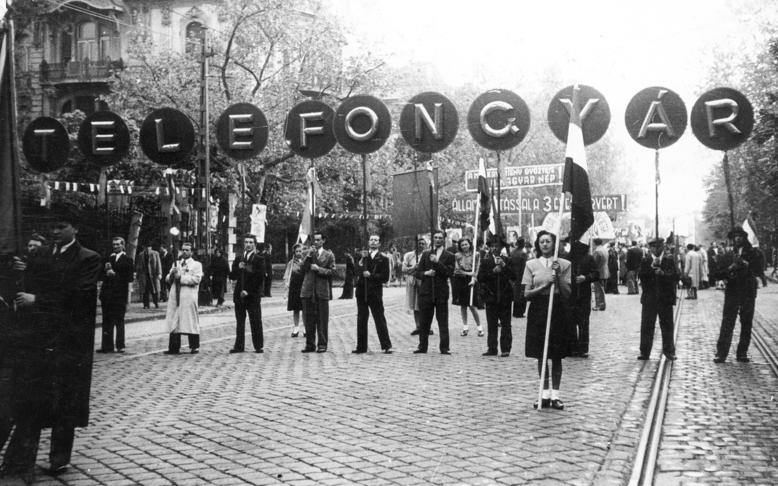 Hungary, Budapest XIV., Thököly út a Szabó József utca kereszteződésénél a Stefánia (Vorosilov) út felé nézve., 1948, Angyalföldi Helytörténeti Gyűjtemény, label, march, 1st of May parade, board, Budapest, Best of, Fortepan #39632