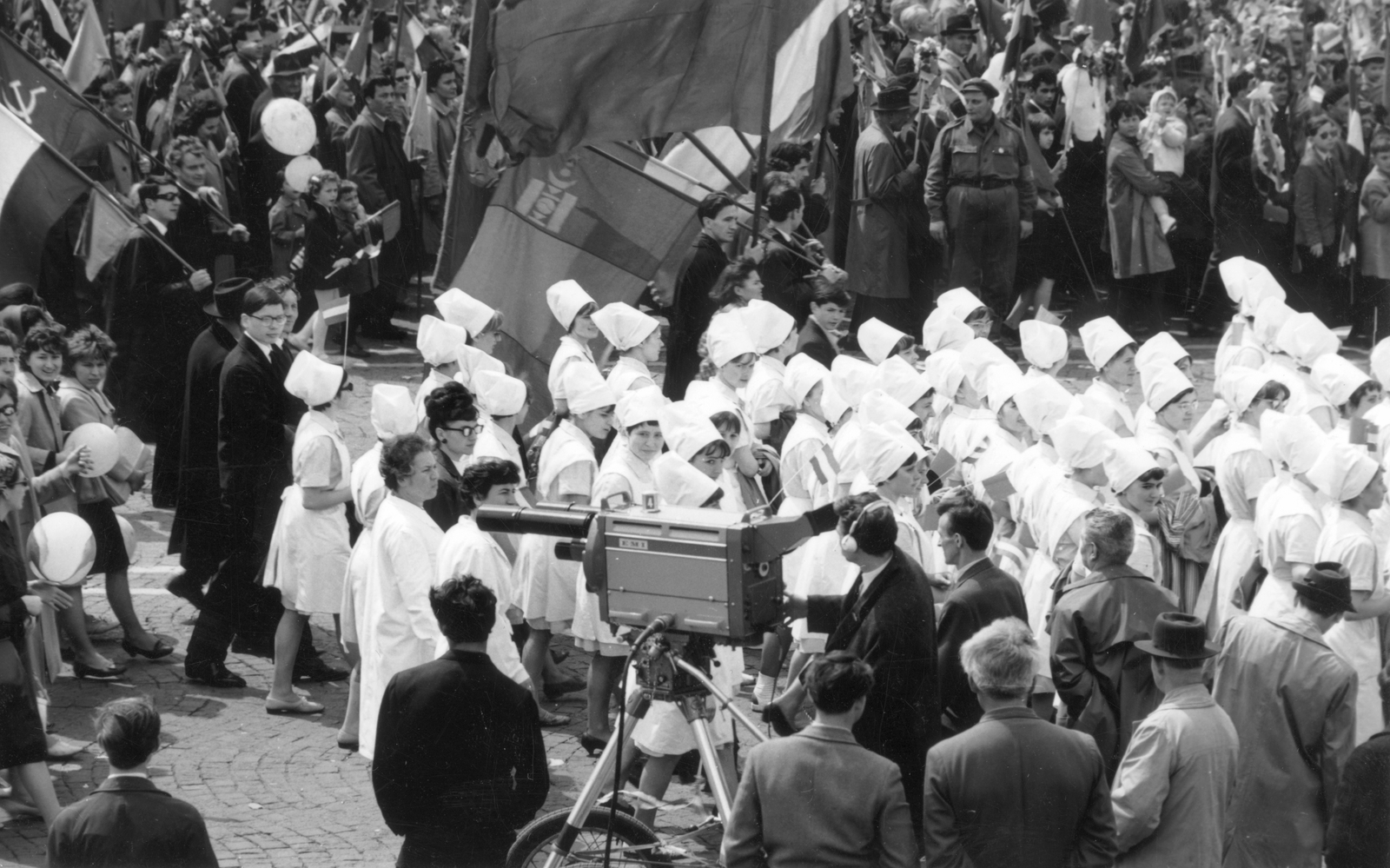 Hungary, Budapest XIV., Ötvenhatosok tere (Felvonulási tér), május 1-i felvonulás., 1973, Angyalföldi Helytörténeti Gyűjtemény, flag, march, baloon, 1st of May parade, TV, movie camera, television camera, Budapest, EMI-brand, Fortepan #39634