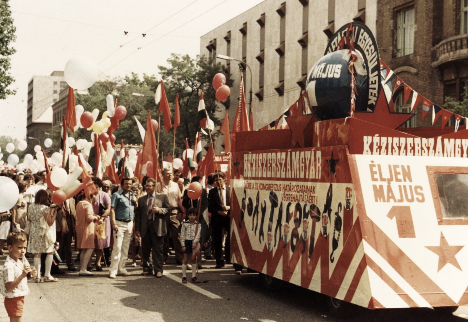 Hungary, Budapest XIV., Ajtósi Dürer sor a Hungária körút felé nézve. Május 1., 1987, Angyalföldi Helytörténeti Gyűjtemény, vehicle, colorful, label, march, baloon, 1st of May parade, Budapest, ad truck, Fortepan #39635