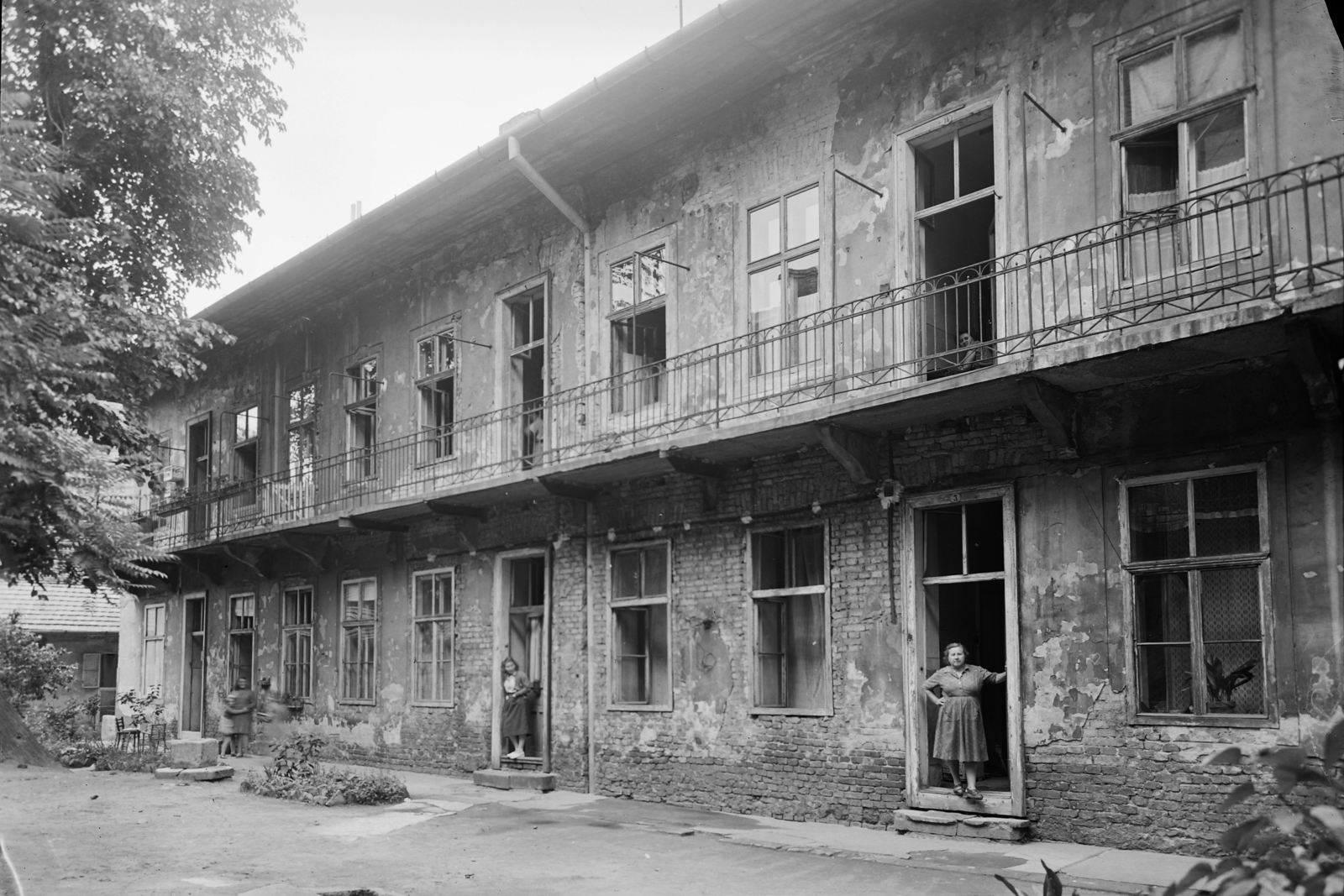 Magyarország, Budapest, 1957, UVATERV, udvar, körfolyosó, nők, életkép, Fortepan #3964