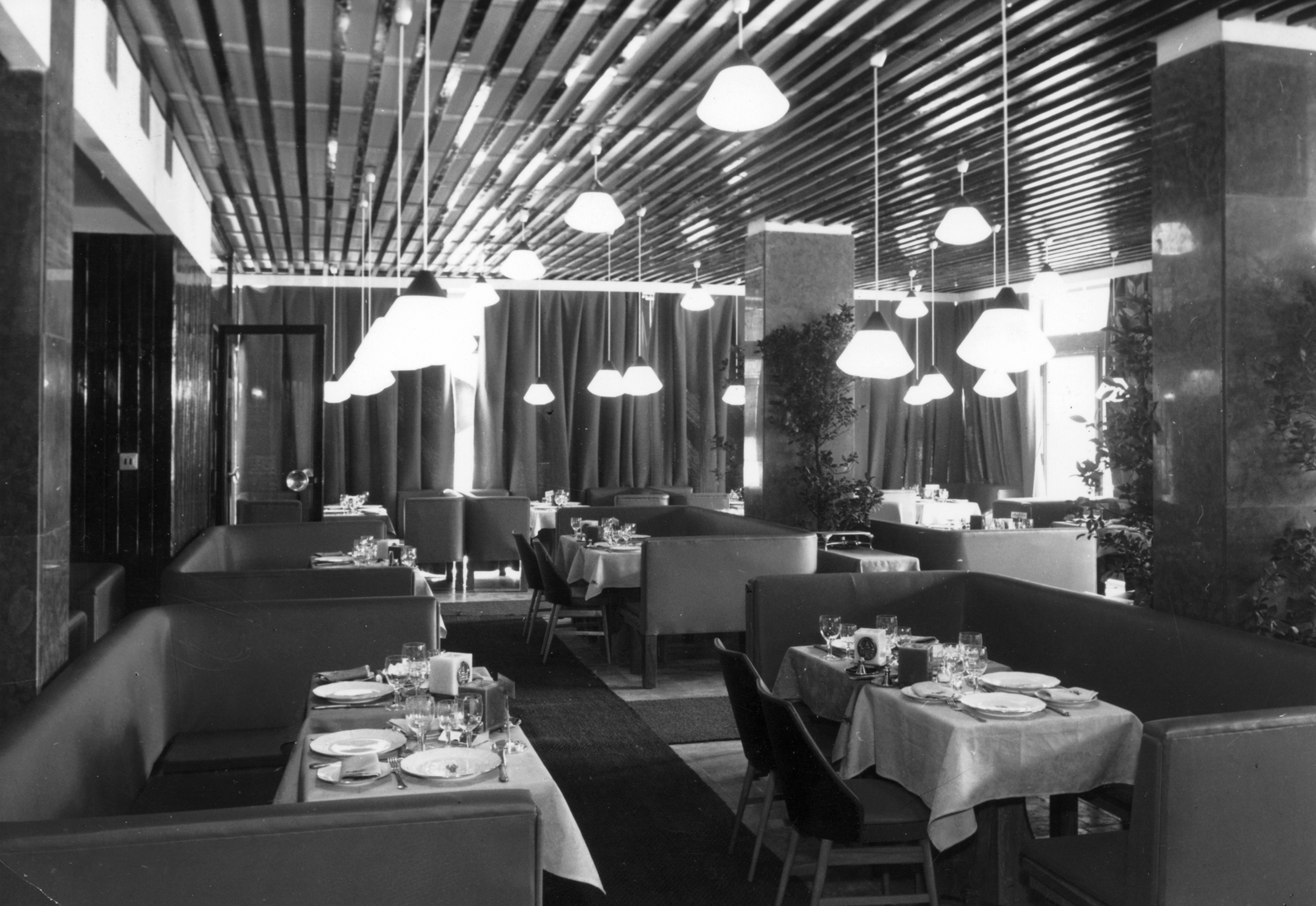 Magyarország, Budapest XIII., Victor Hugo utca 35., Vörös Rák étterem., 1967, Angyalföldi Helytörténeti Gyűjtemény, vendéglátás, étterem, enteriőr, teríték, Budapest, Fortepan #39641